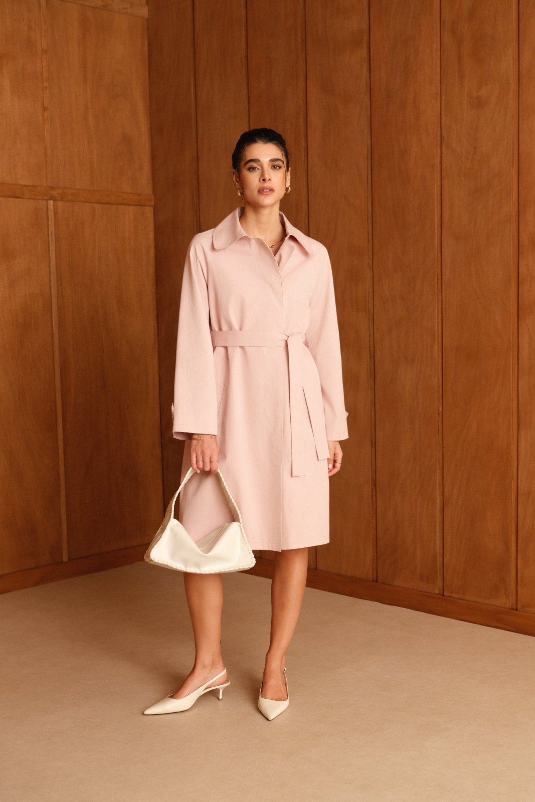 AMALIA - Trench Rose - Escandelle (Vue de face - silhouette entière - trench bouton fermé) 
#couleur_rose