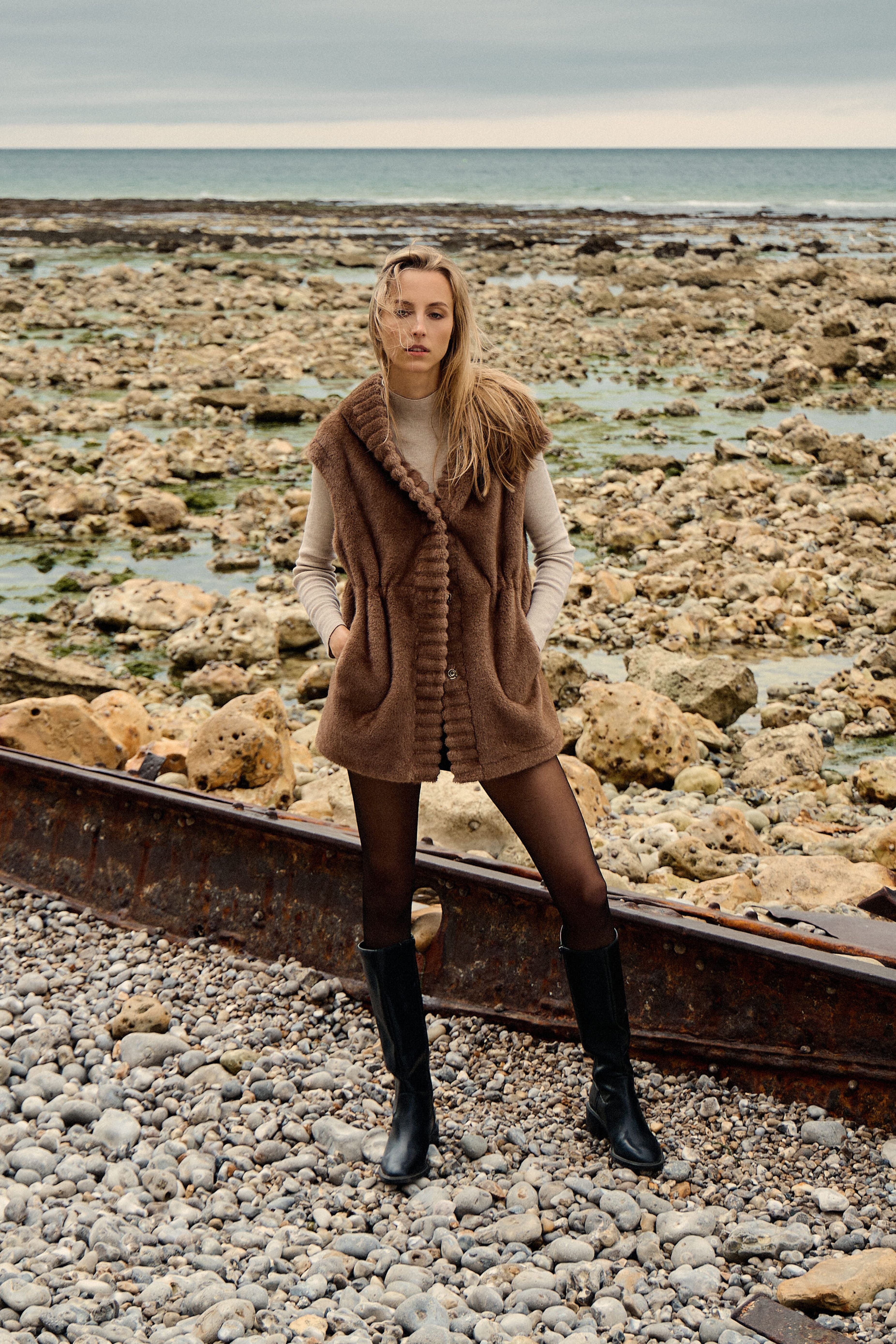 Gilet CANDICE Escandelle – vue de dos – coupe droite mi-longue en fausse fourrure taupe douce - resserage à la taille
#couleur_taupe