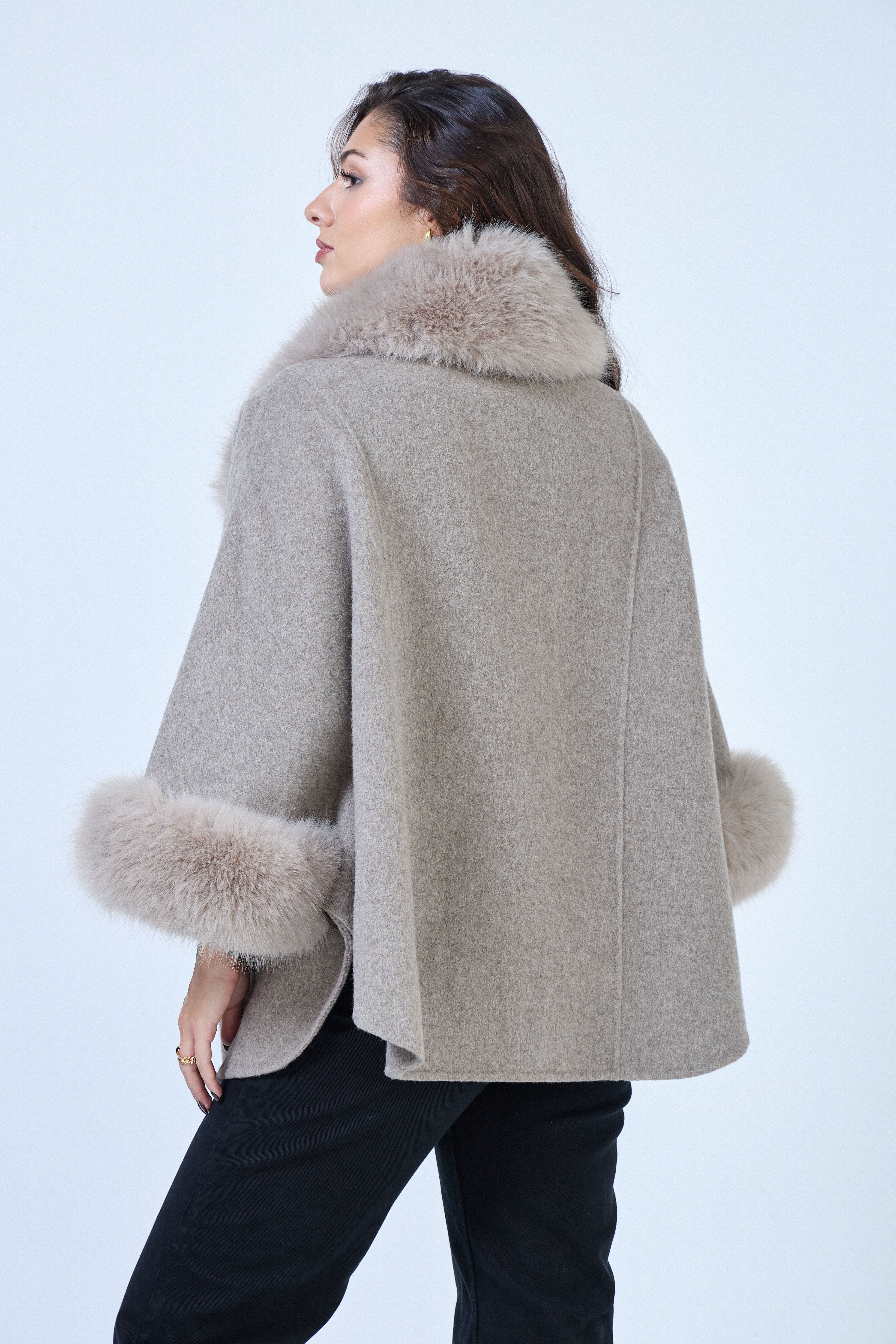 Cape en laine mélangée avec col et poignets en fausse fourrure amovible.
#couleur_beige