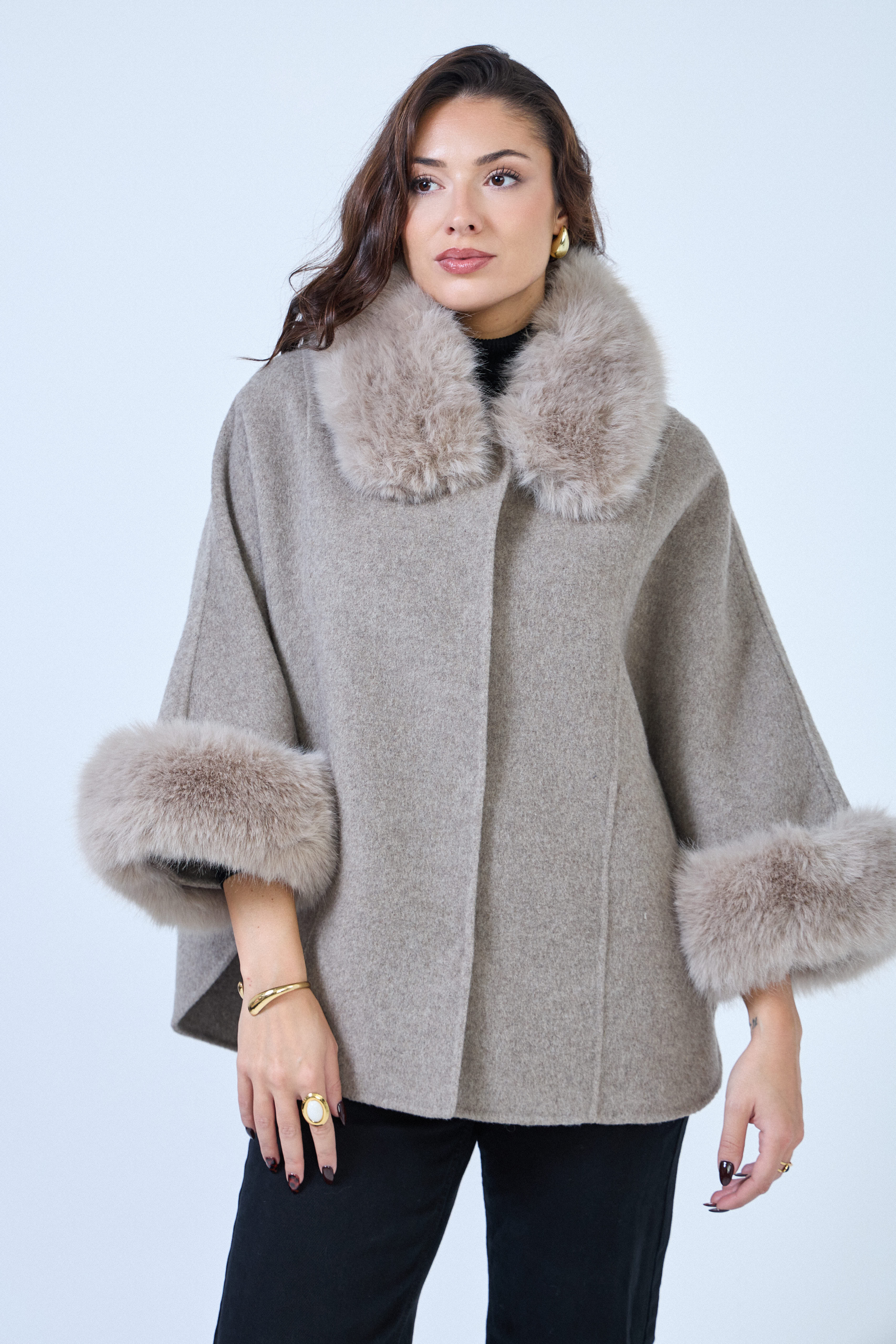 Cape en laine mélangée avec col et poignets en fausse fourrure amovible.
#couleur_beige