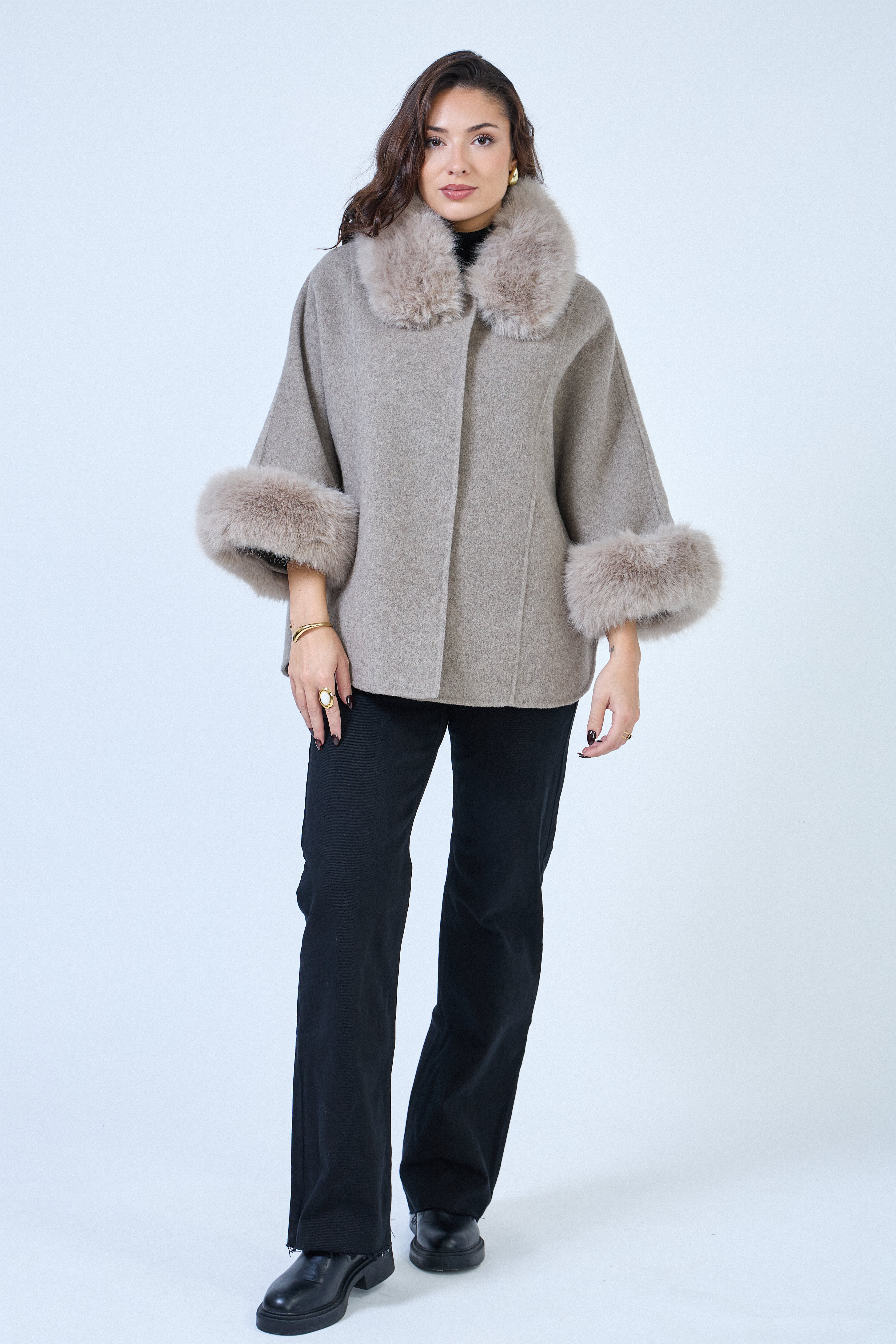 Cape en laine mélangée avec col et poignets en fausse fourrure amovible.
#couleur_beige