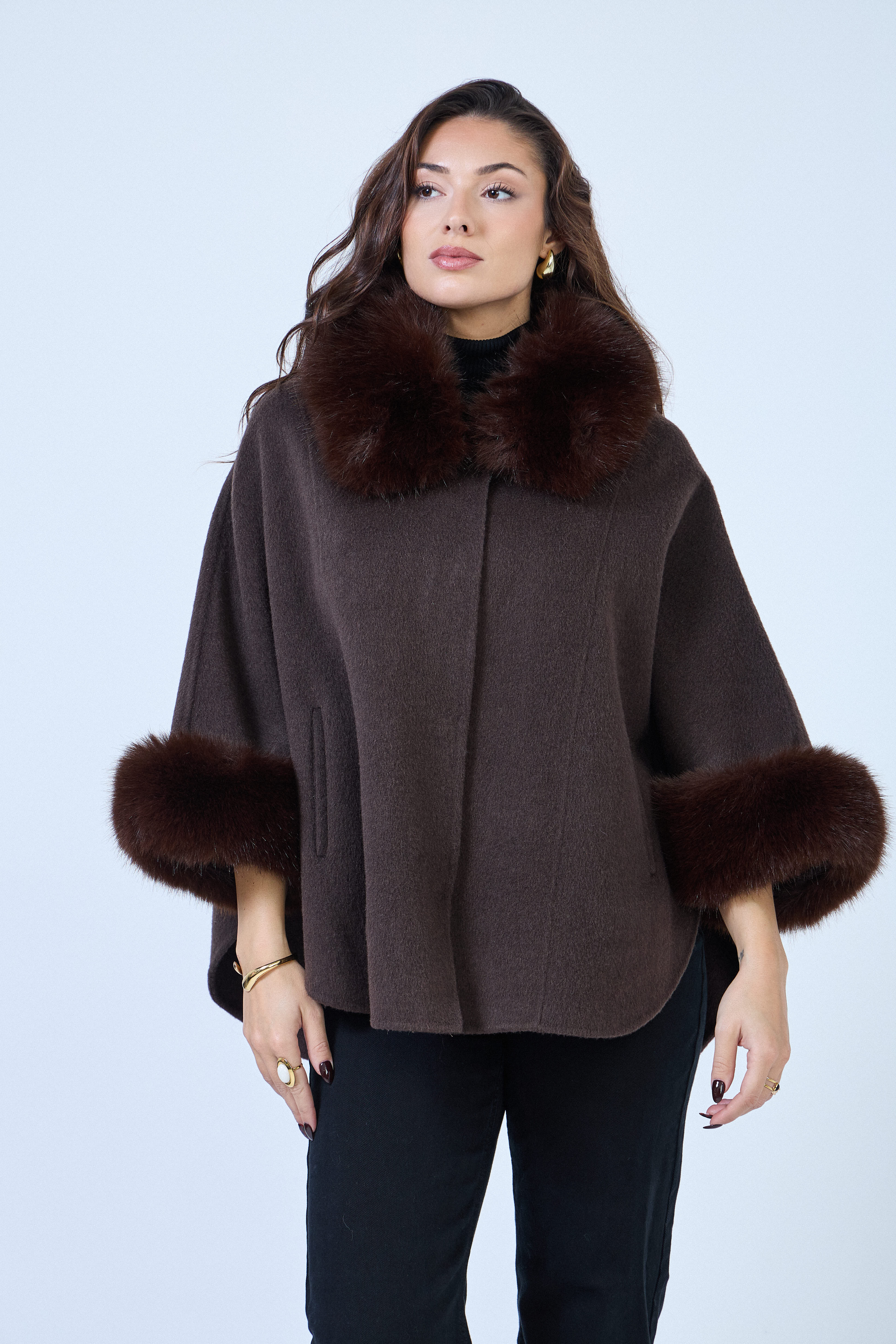 Cape en laine mélangée avec col et poignets en fausse fourrure amovible.
#couleur_choco