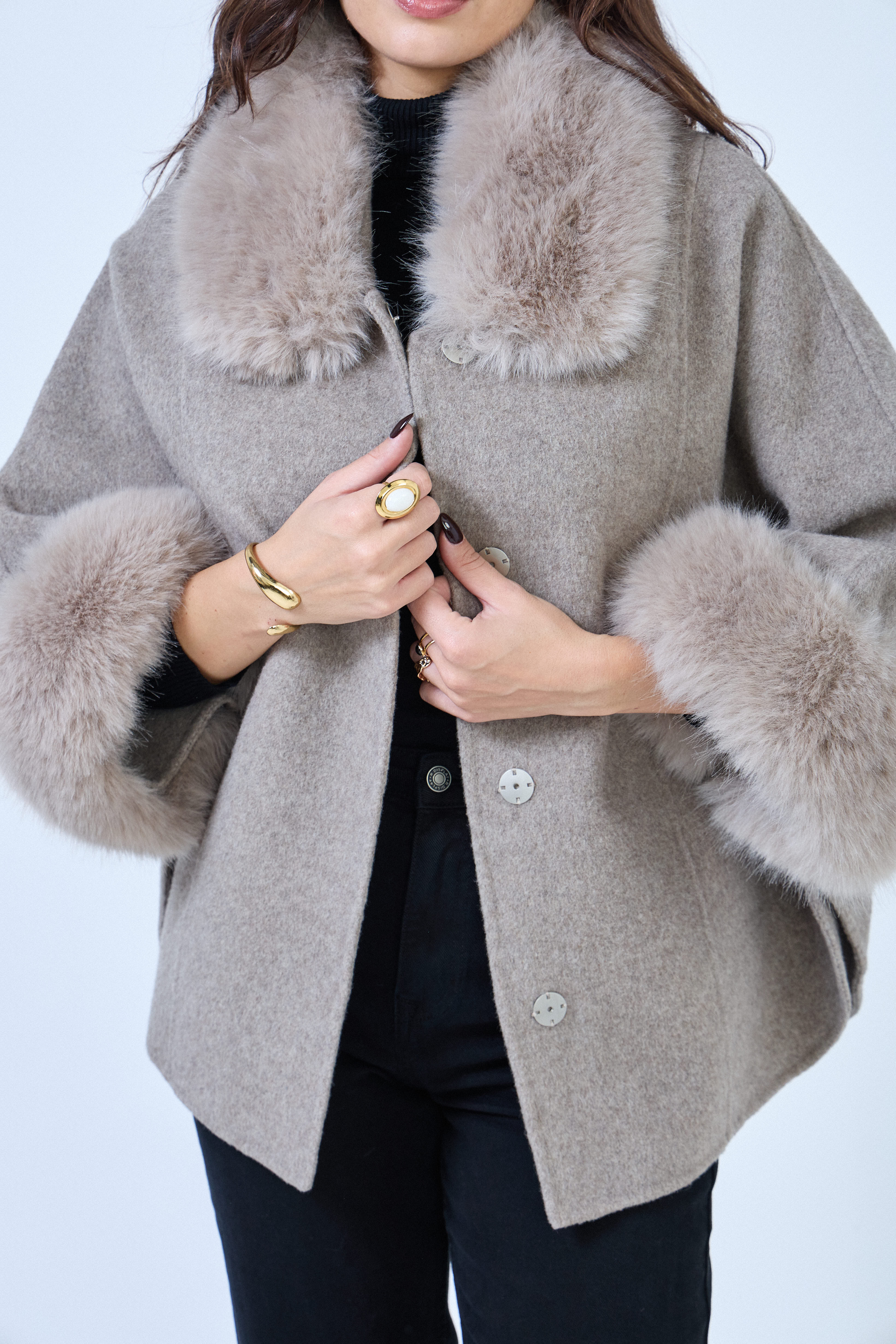 Cape en laine mélangée avec col et poignets en fausse fourrure amovible.
#couleur_beige