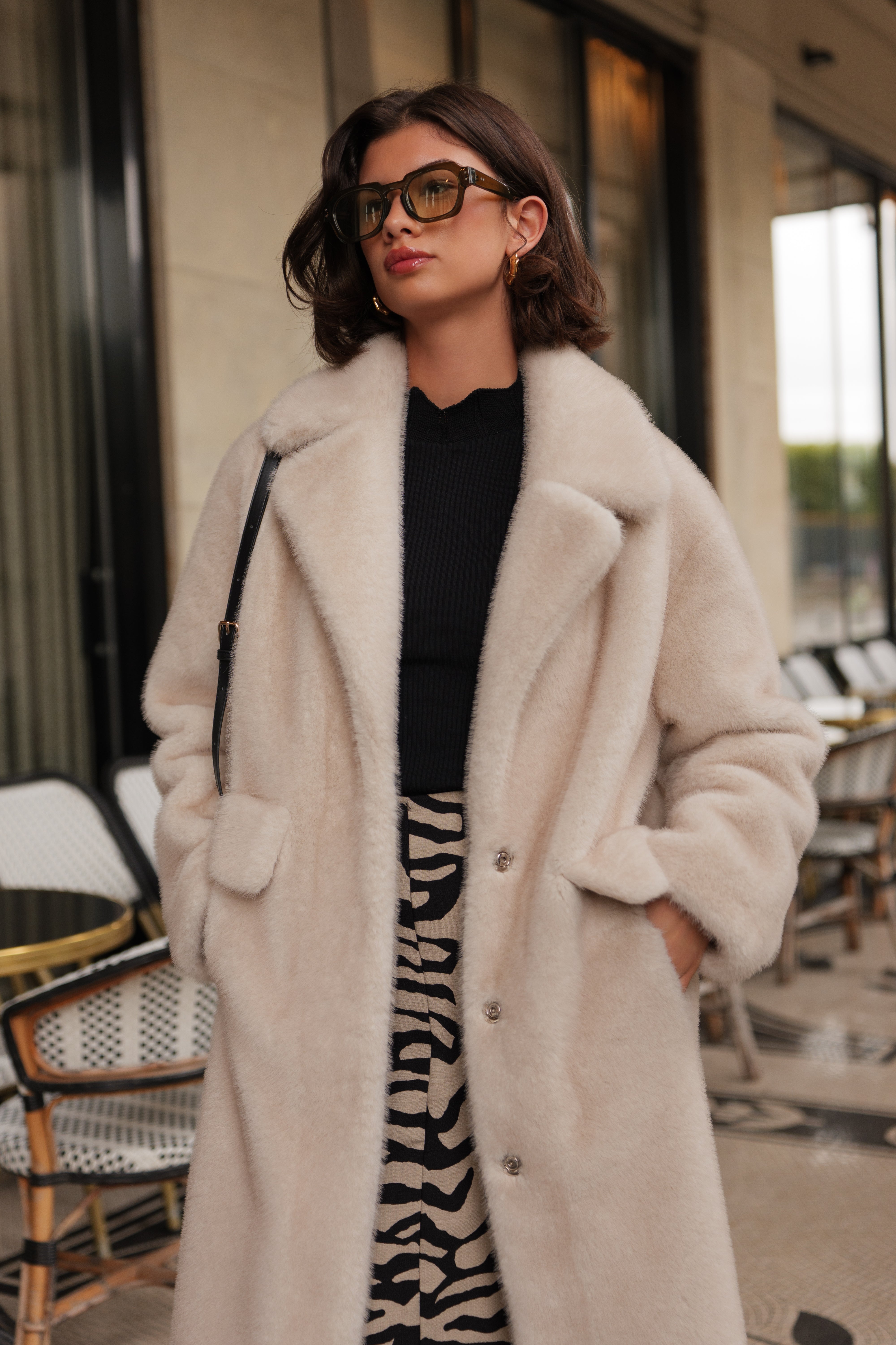 fourrure oversize longue chic col à revers, fermeture à boutons pression, poches à rabats, couleur écru beige
#couleur_écru