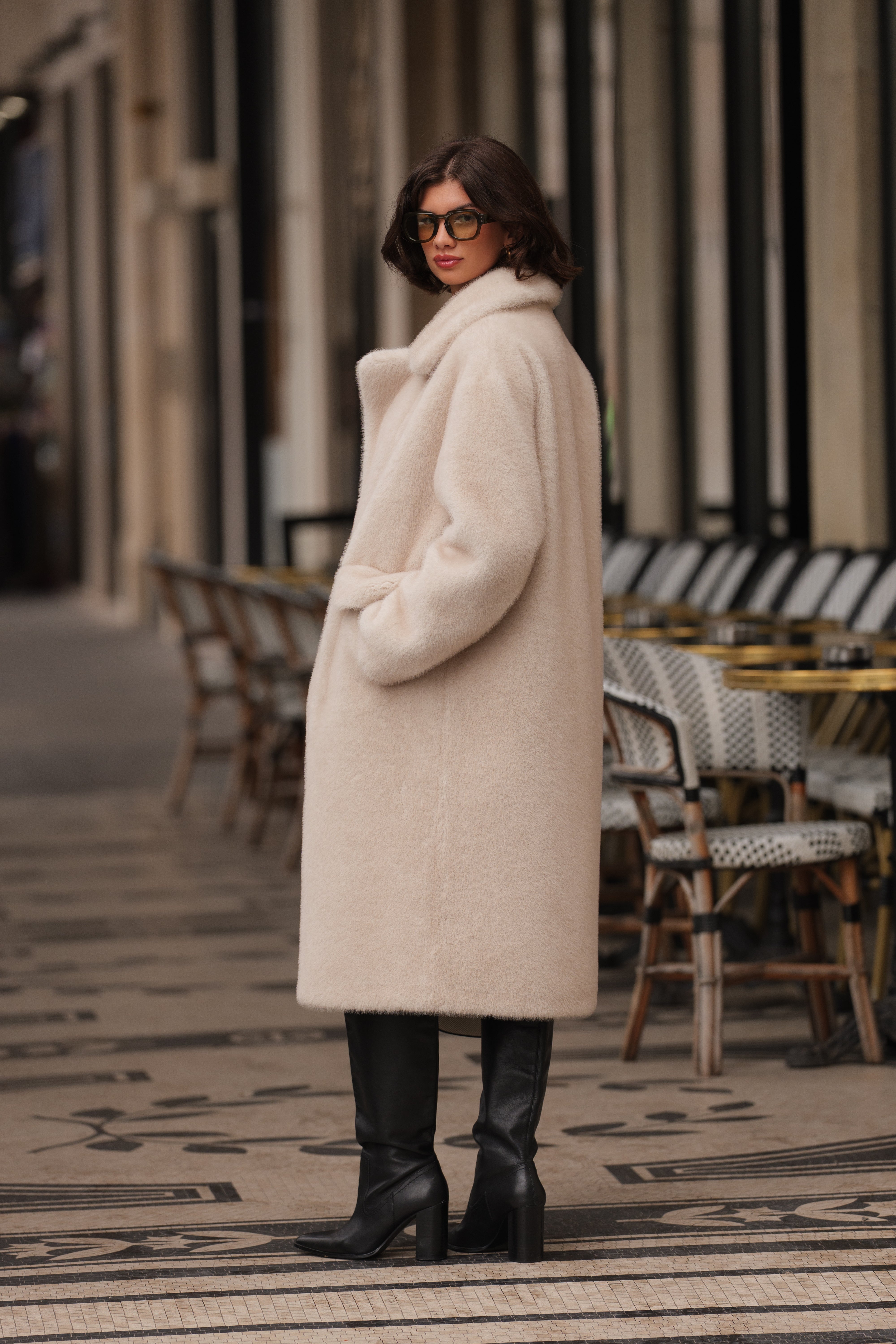 fourrure oversize longue chic col à revers, fermeture à boutons pression, poches à rabats, couleur écru beige
#couleur_écru