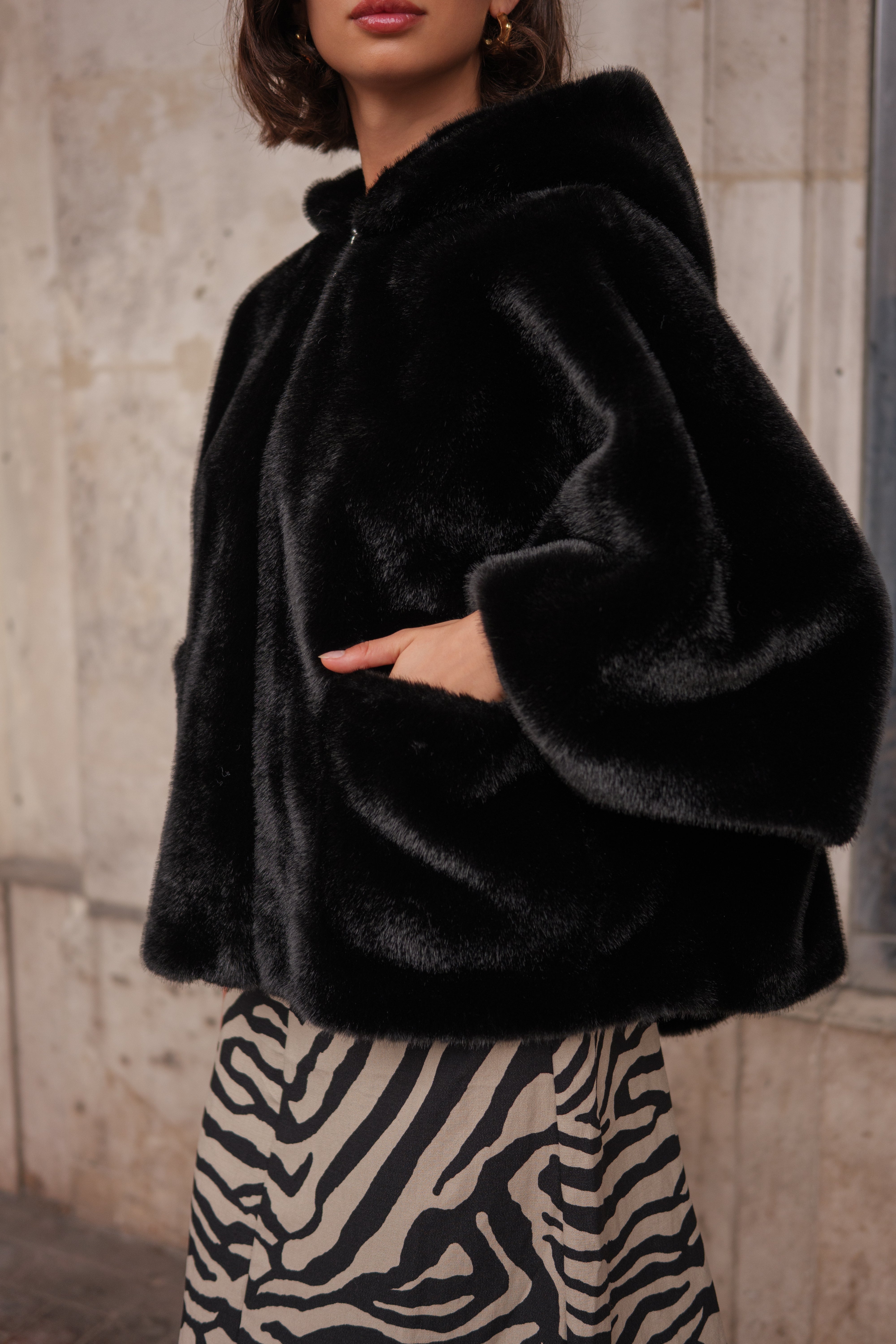 Cape en fausse fourrure ROMIE. Coupe ample, capuche enveloppante et poches latérales. Une pièce chaude, chic et confortable.
#couleur_noir