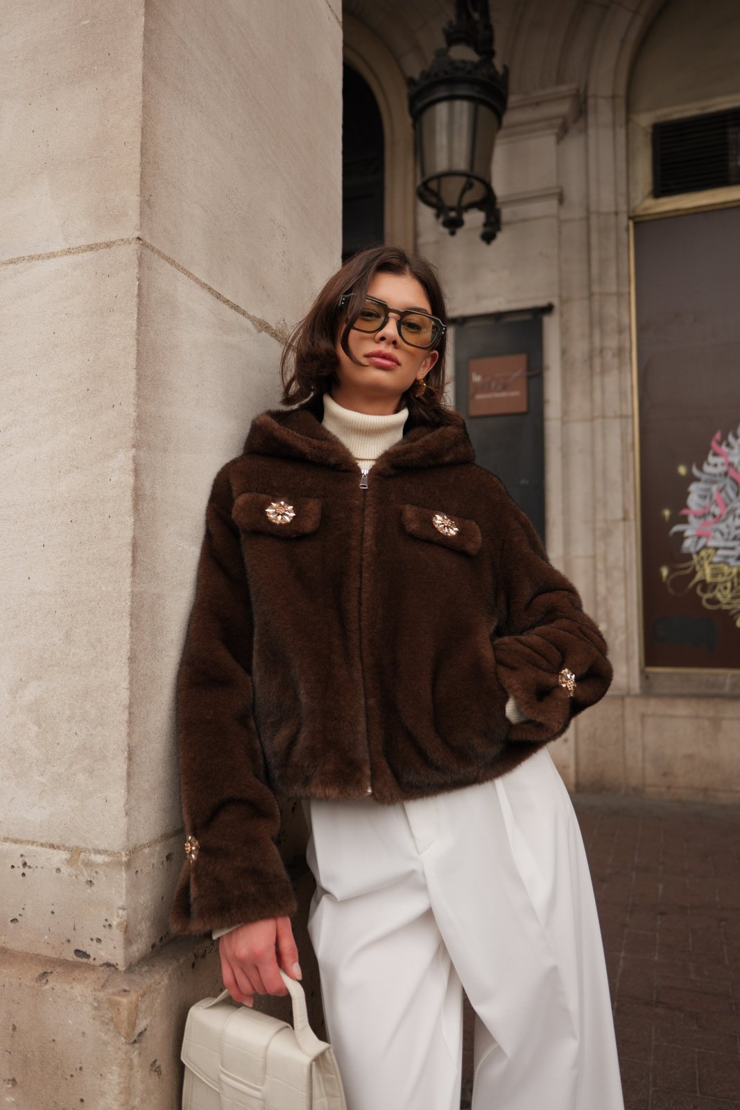 ZARIAH - Manteau Choco - Escandelle (Vue de face - portrait - pose lifestyle) 
#couleur_choco