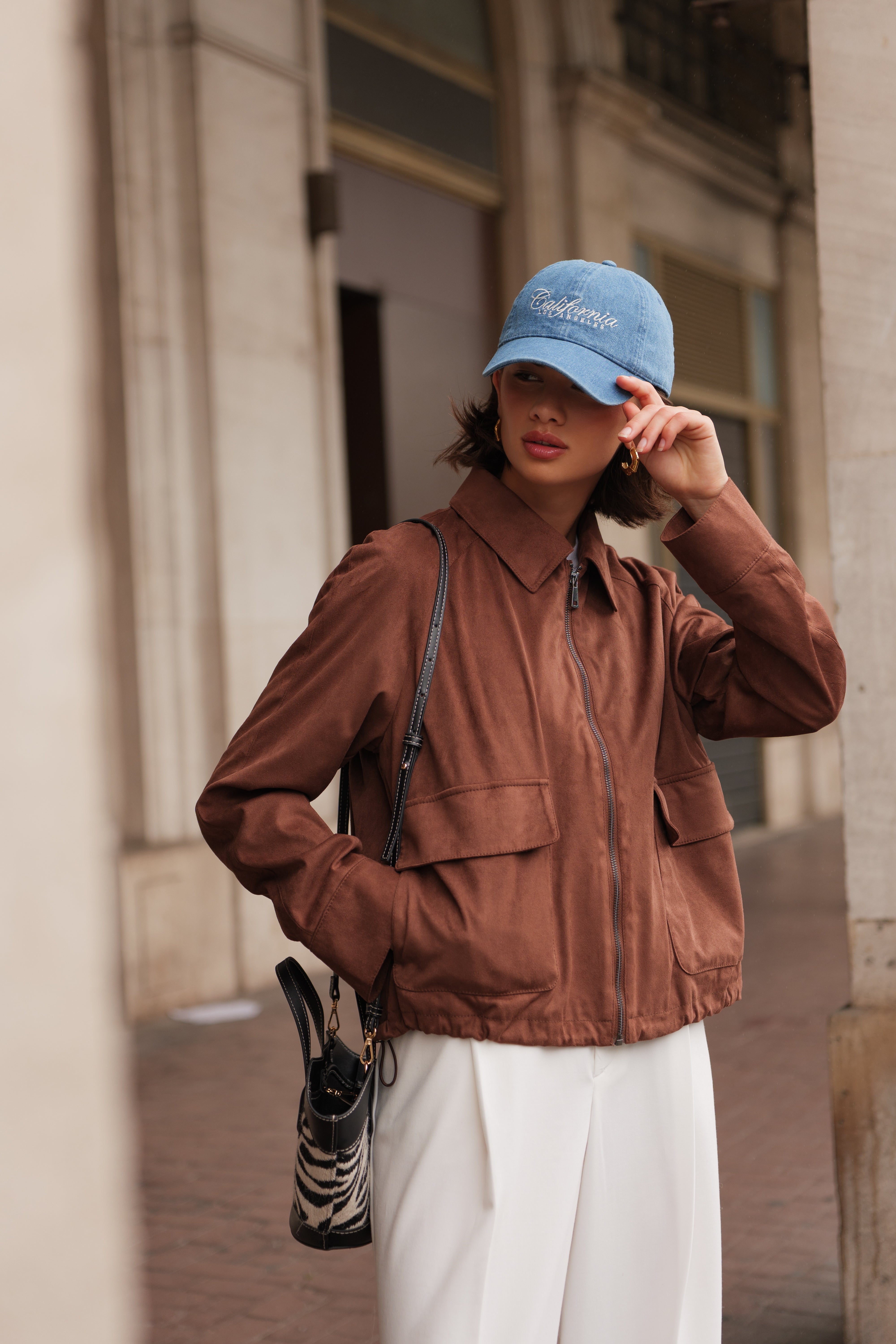 Veste NOLA Escandelle – veste choco effet daim portée avec jean clair et casquette bleue pour un look décontracté chic
#couleur_choco