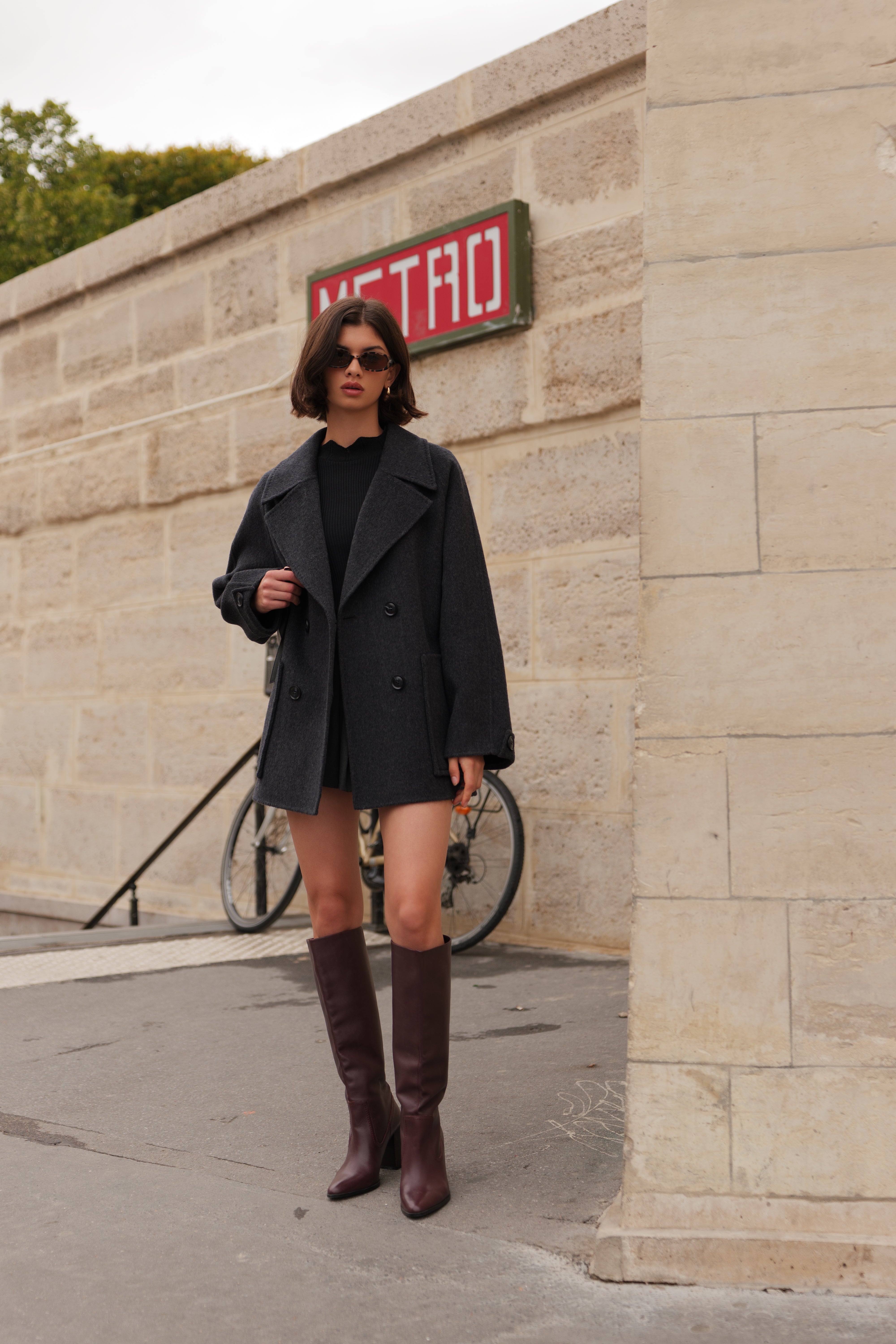 Femme portant le manteau droit en laine gris anthracite Escandelle – vue de face – look chic parisien - manteau élégant et intemporel hiver
#couleur_gris