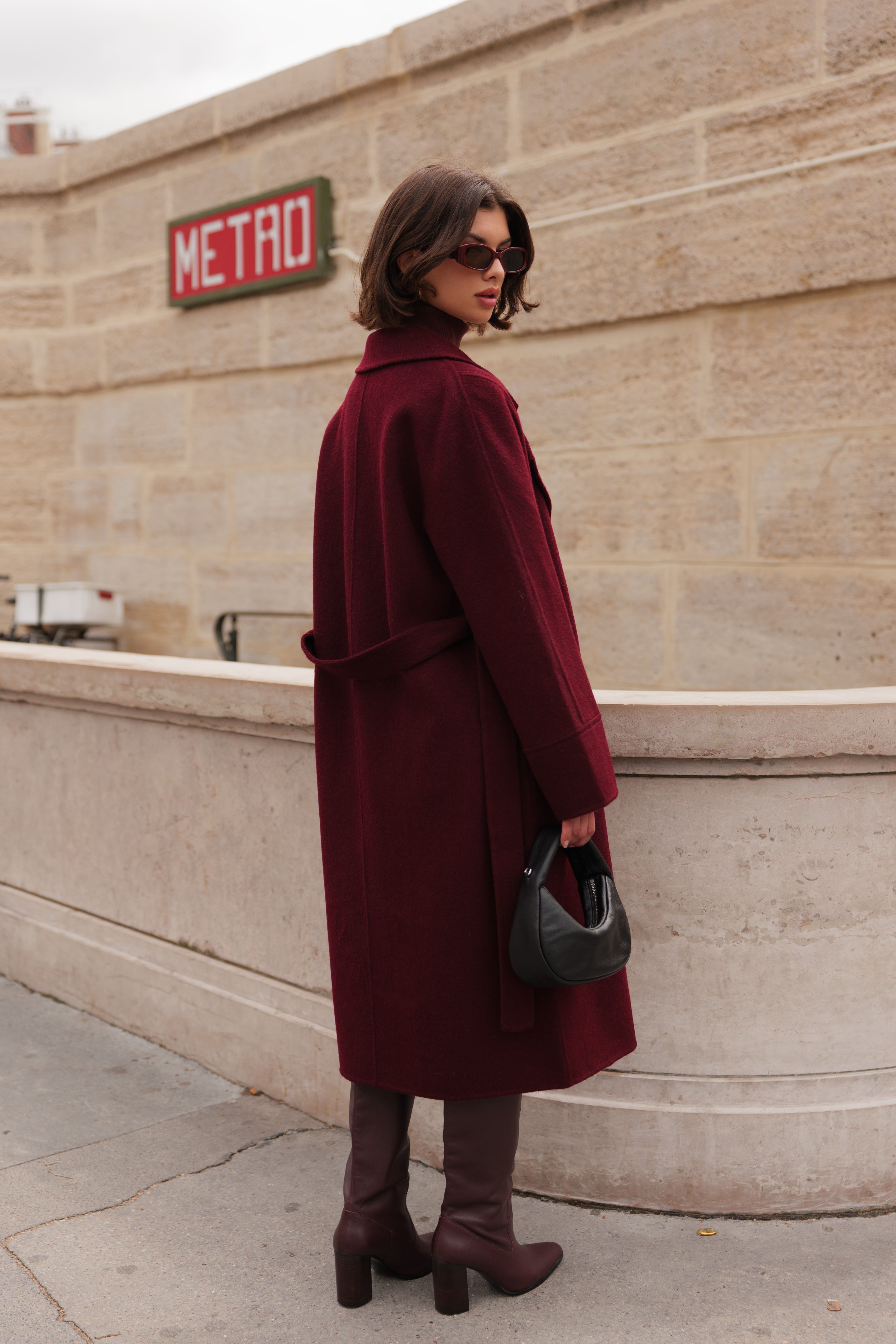 Manteau long ceinturé en laine bordeaux Escandelle – photo extérieure Paris – coupe fluide élégante, col tailleur et allure féminine chic
#couleur_bordeaux