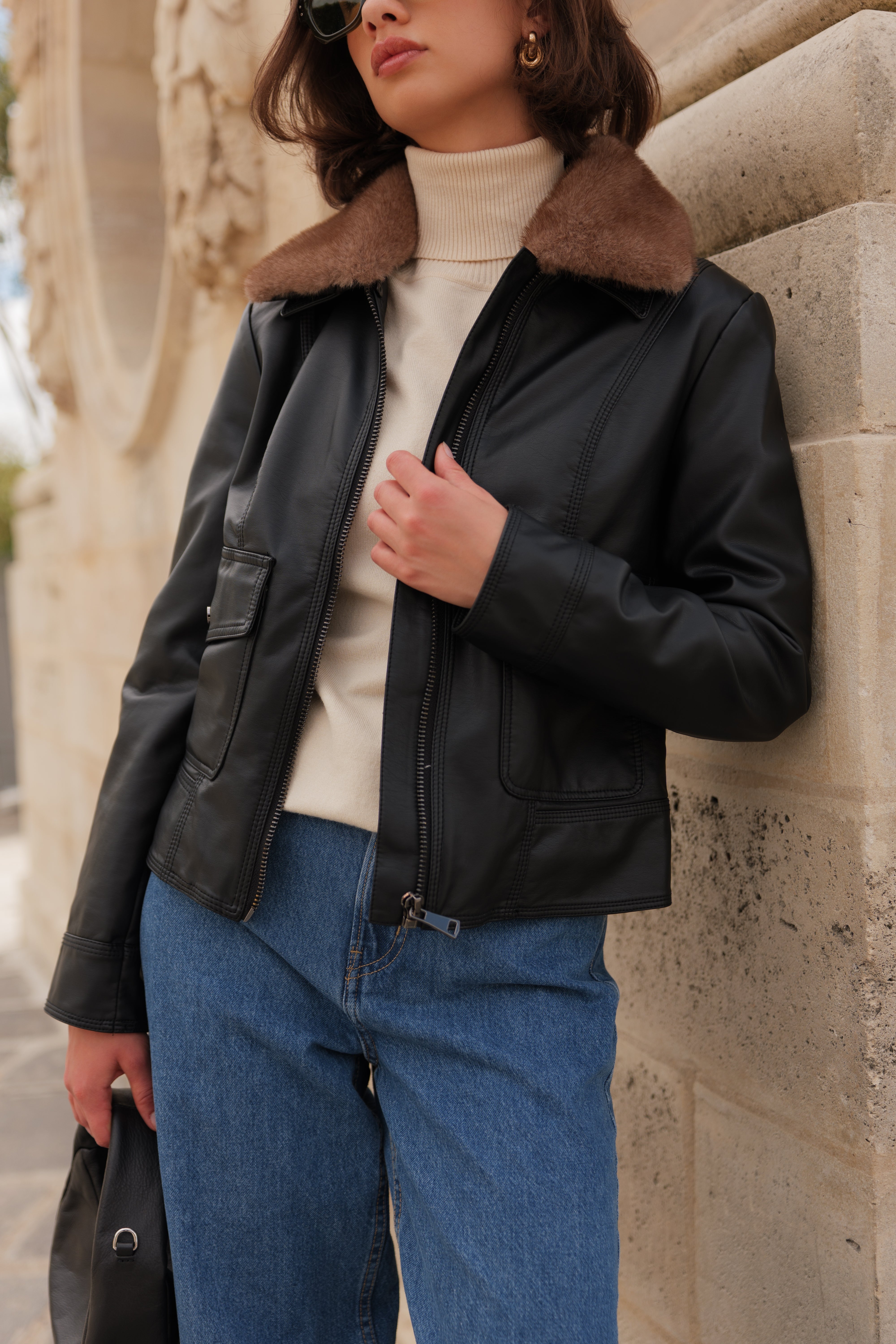 Look automne chic Escandelle – veste ANOUK en similicuir noir, col fourré taupe, jean droit et pull crème
#couleur_noir