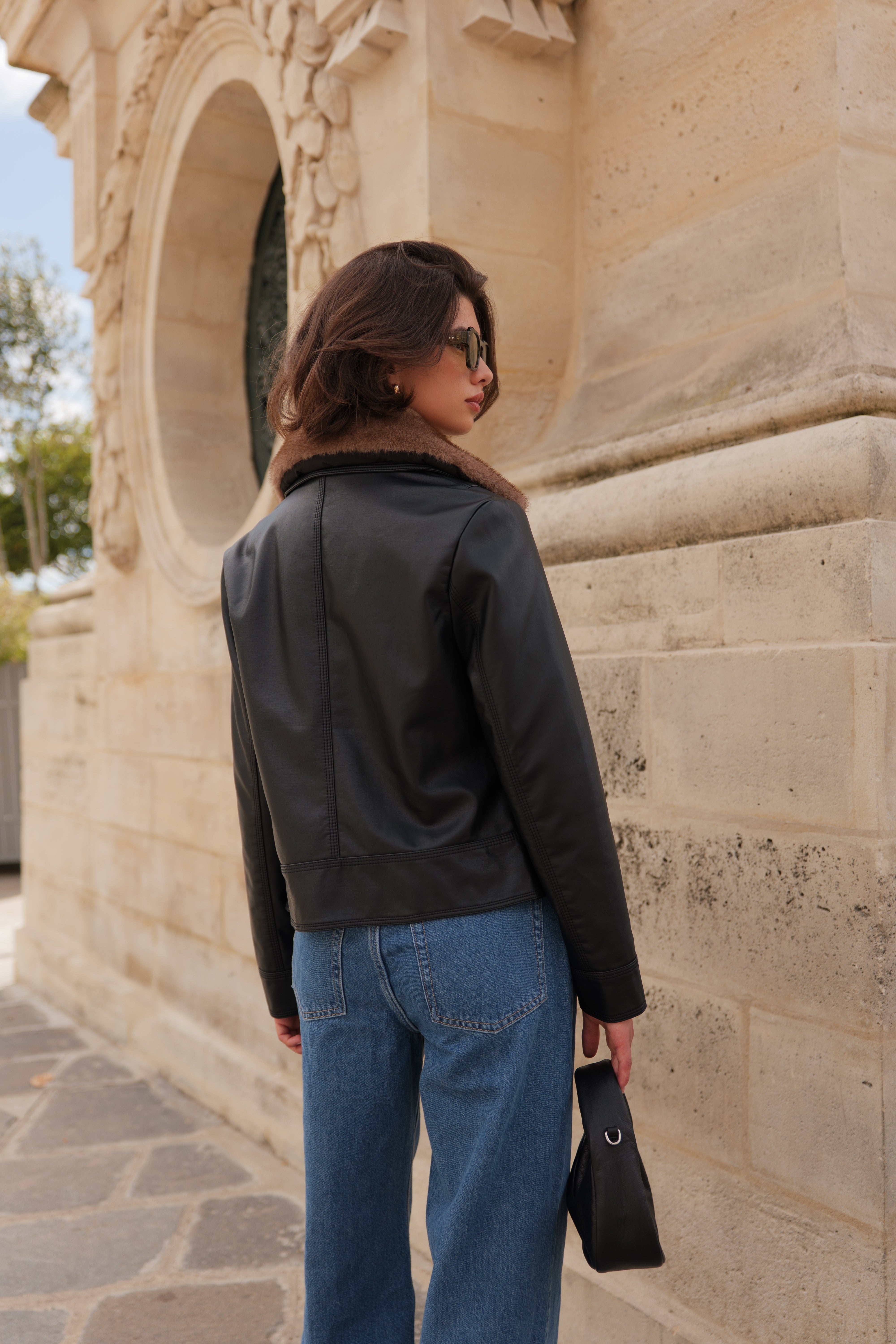 Look automne chic Escandelle – veste ANOUK en similicuir noir, col fourré taupe, jean droit et pull crème
#couleur_noir