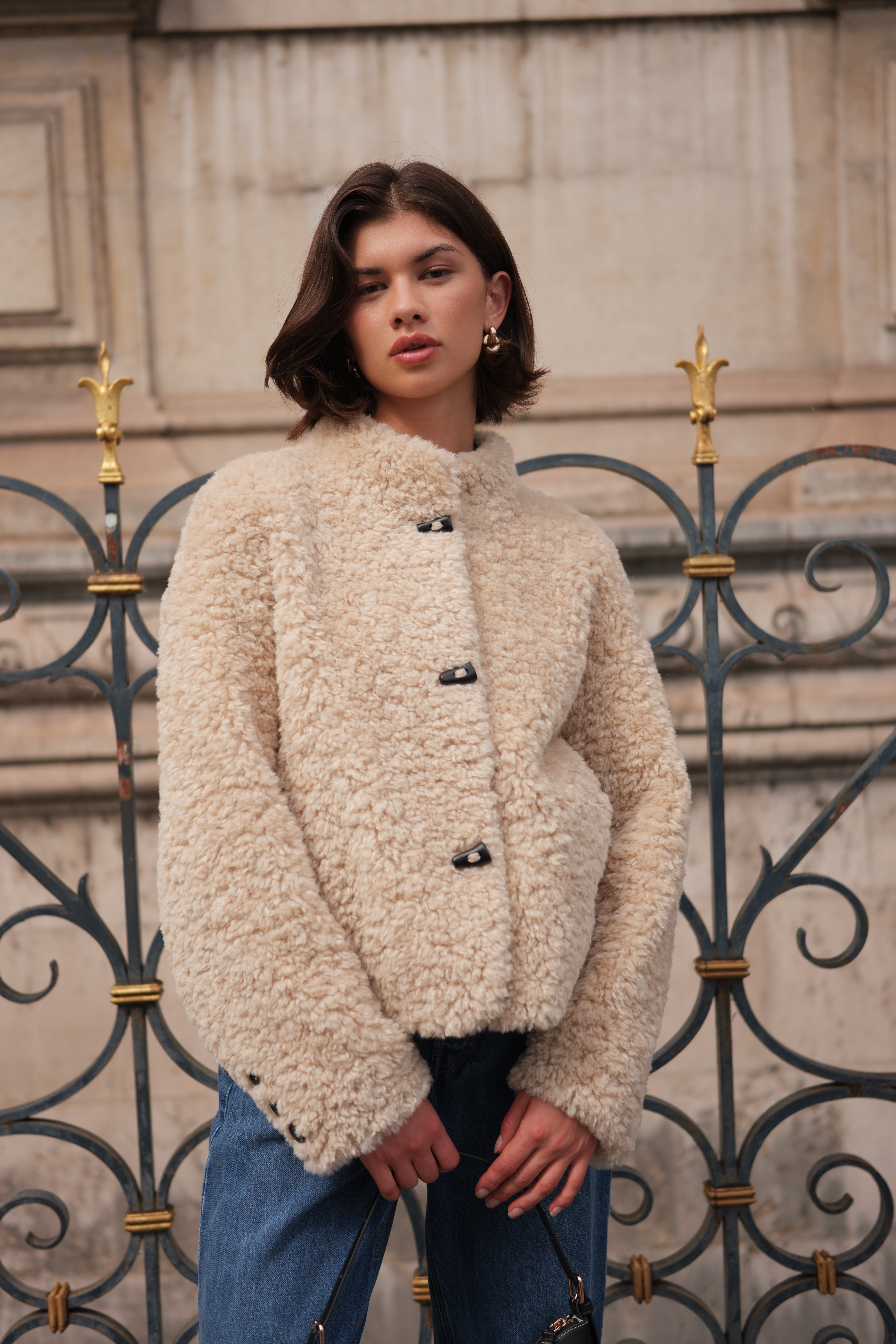 Manteau beige VEGA Escandelle – profil urbain – coupe droite, matière texturée et allure moderne à Paris
#couleur_beige