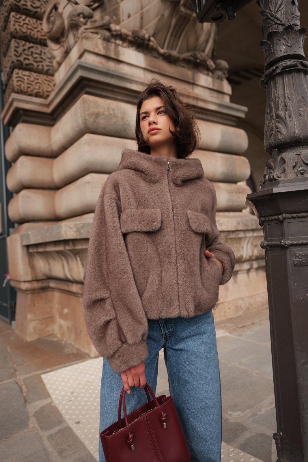 AMBRE - Manteau Gris - Escandelle. (Vue de face - portrait - zip fermé) 
#couleur_gris