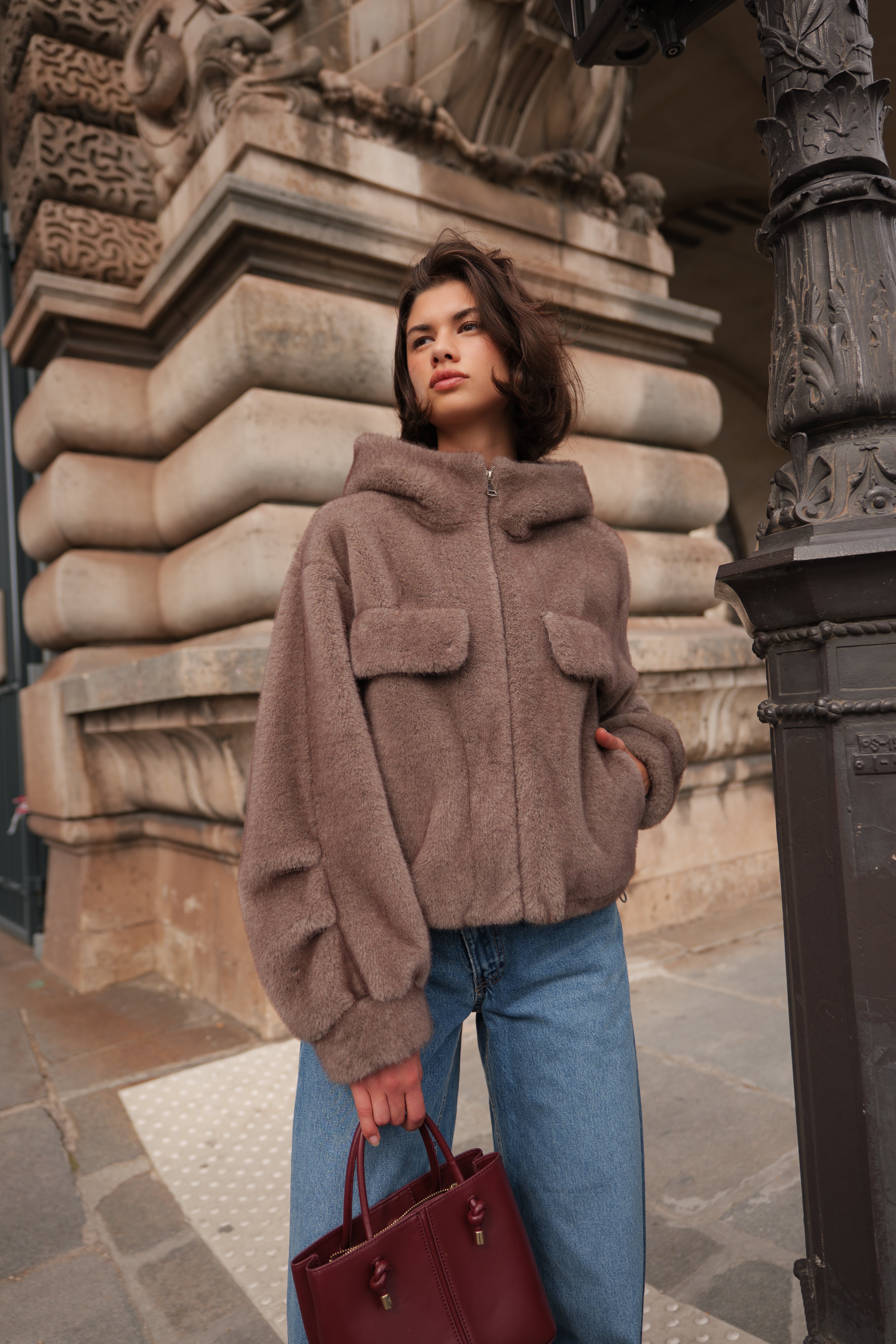 Manteau AMBRE Escandelle – look automne chic, fausse fourrure grise, jean droit et sac bordeaux élégant
#couleur_gris