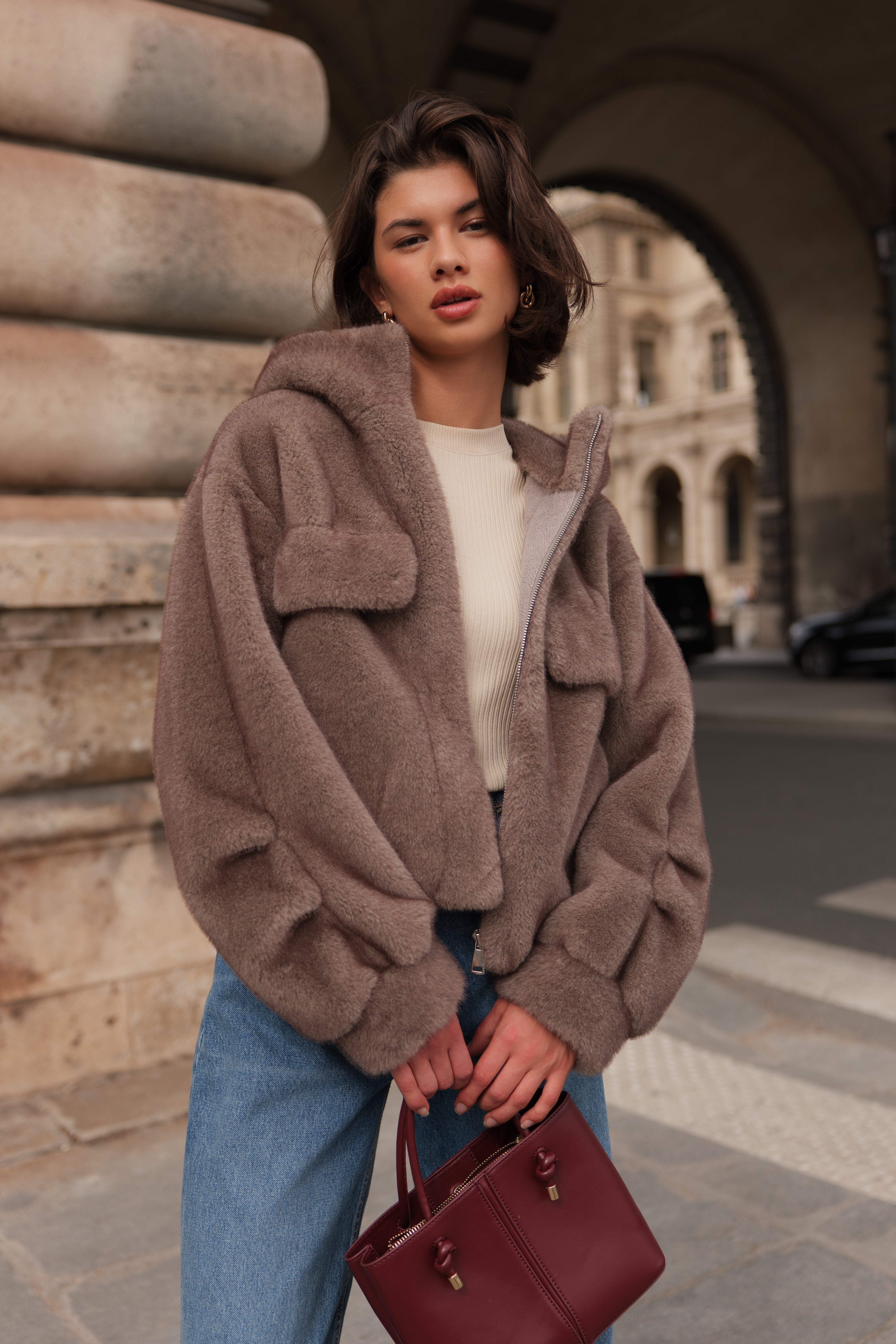 Manteau AMBRE Escandelle – look automne chic, fausse fourrure grise, jean droit et sac bordeaux élégant
#couleur_gris