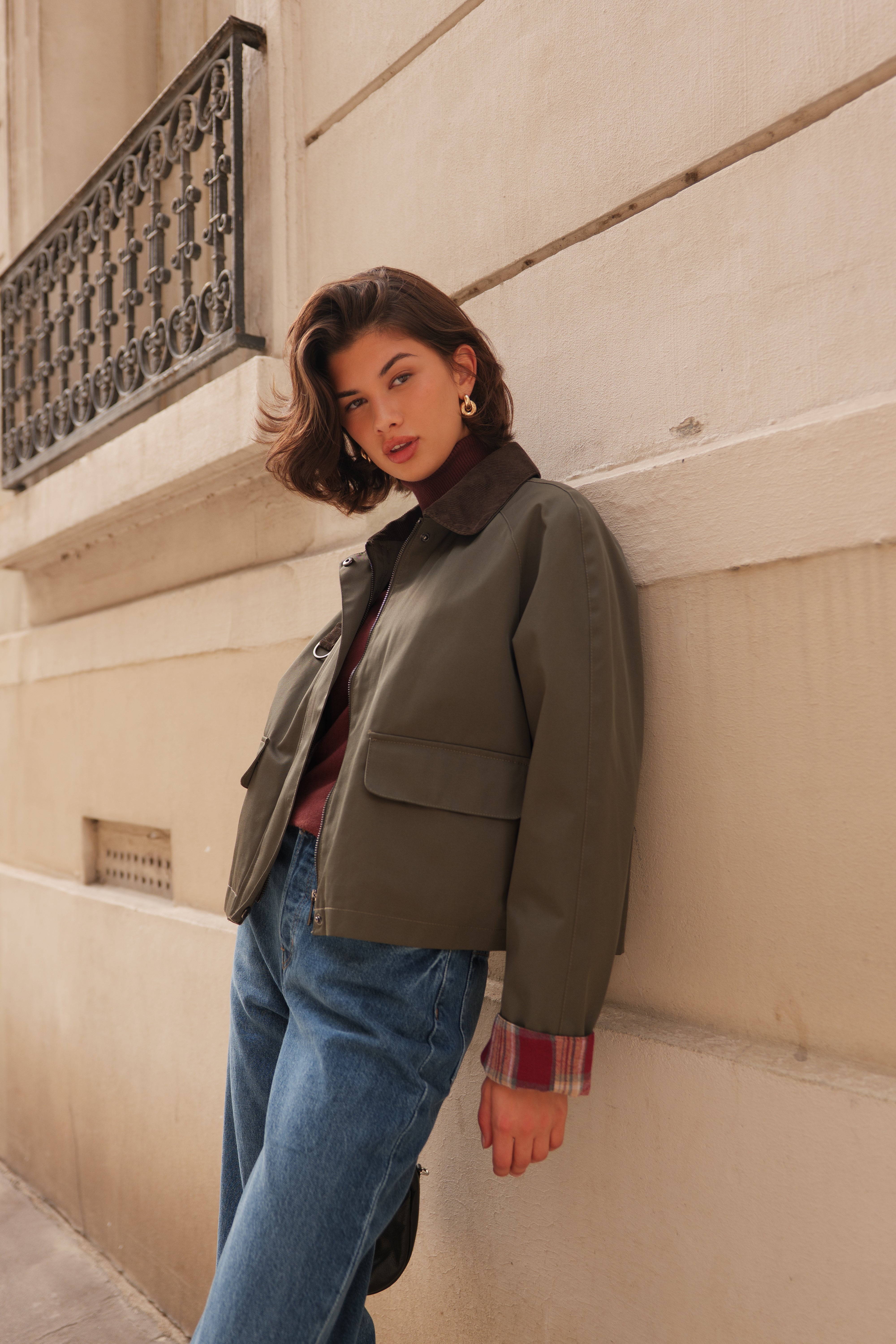 Veste courte kaki Escandelle – modèle Malou – vue de face extérieur, col velours et revers à carreaux, look chic parisien
#couleur_kaki