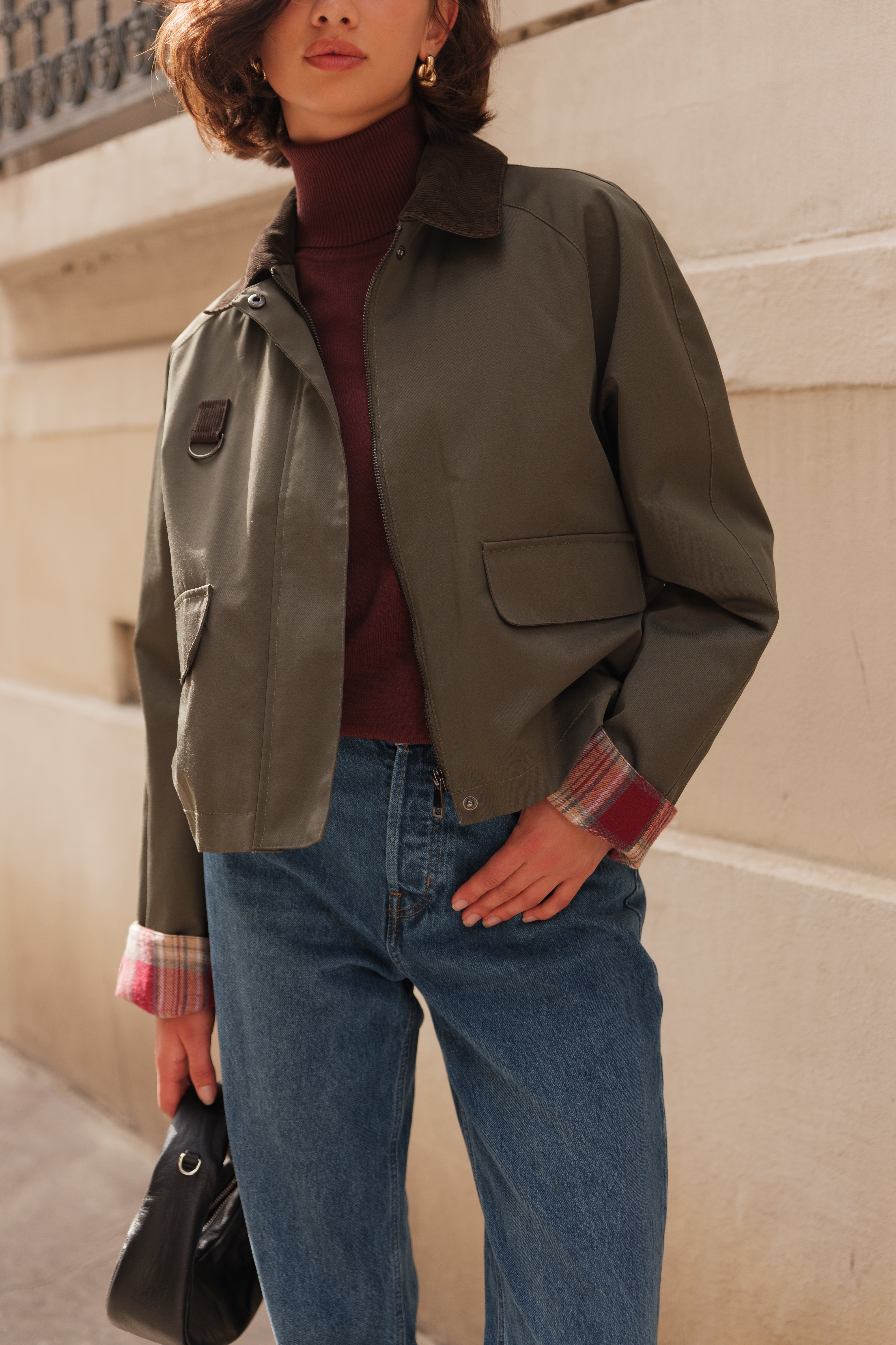 Veste courte kaki Escandelle – modèle Malou – vue de face extérieur, col velours et revers à carreaux, look chic parisien
#couleur_kaki