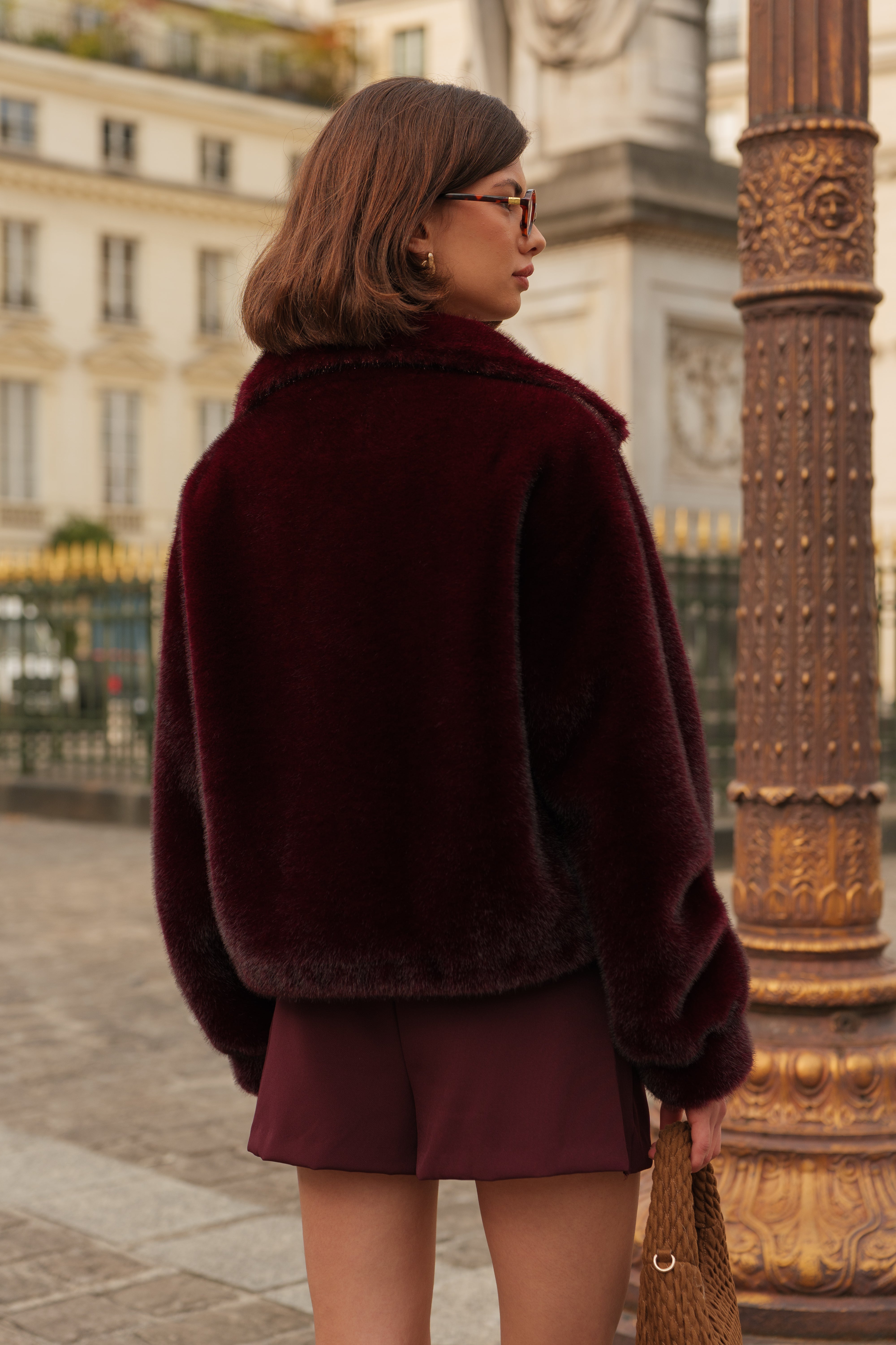 Femme portant le manteau OLIVIA en fausse fourrure bordeaux Escandelle – look chic d’hiver avec zip et grandes poches
#couleur_bordeaux