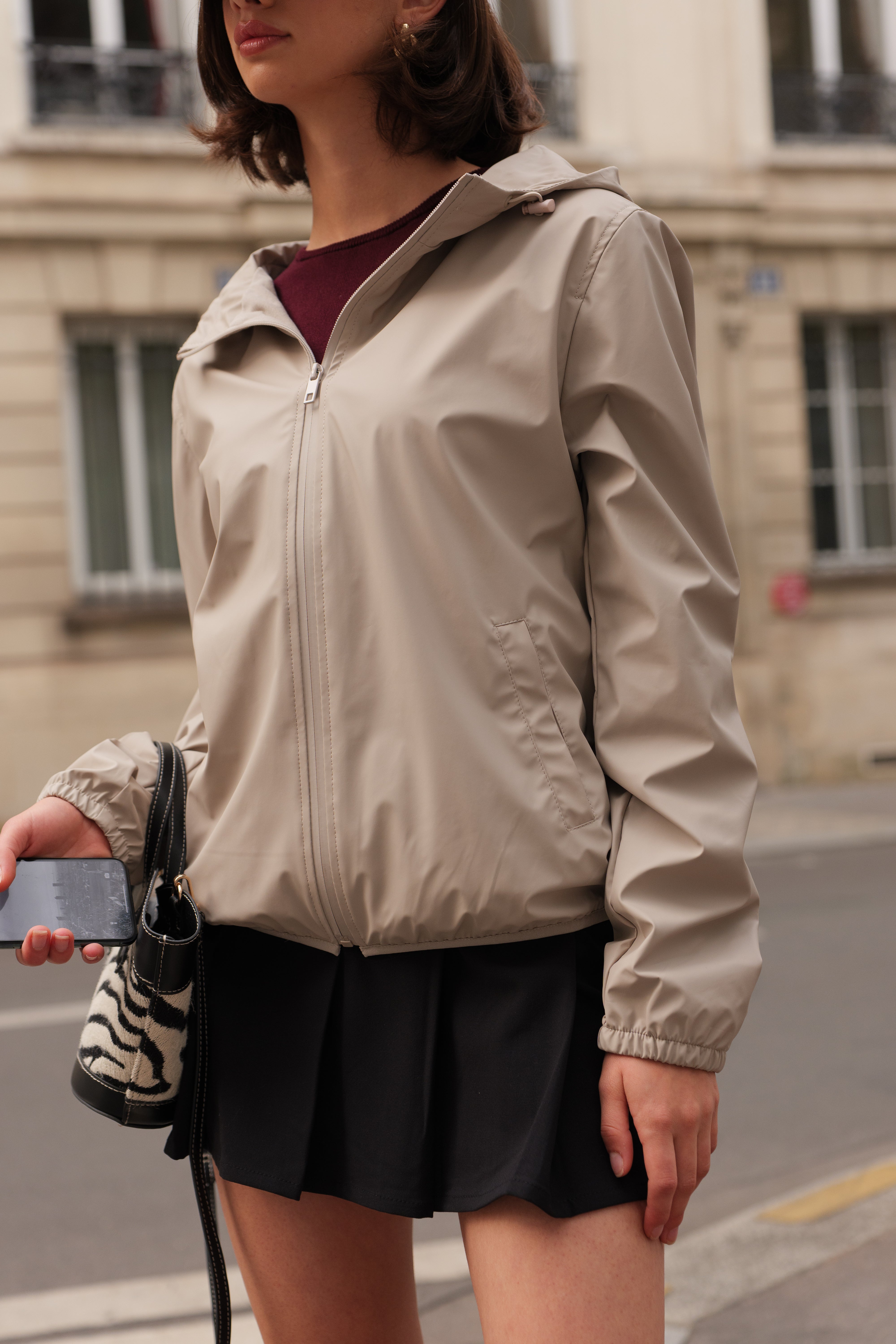 Parka imperméable beige LEONIE Escandelle – look urbain chic avec pull bordeaux et sac zébré.
#couleur_beige