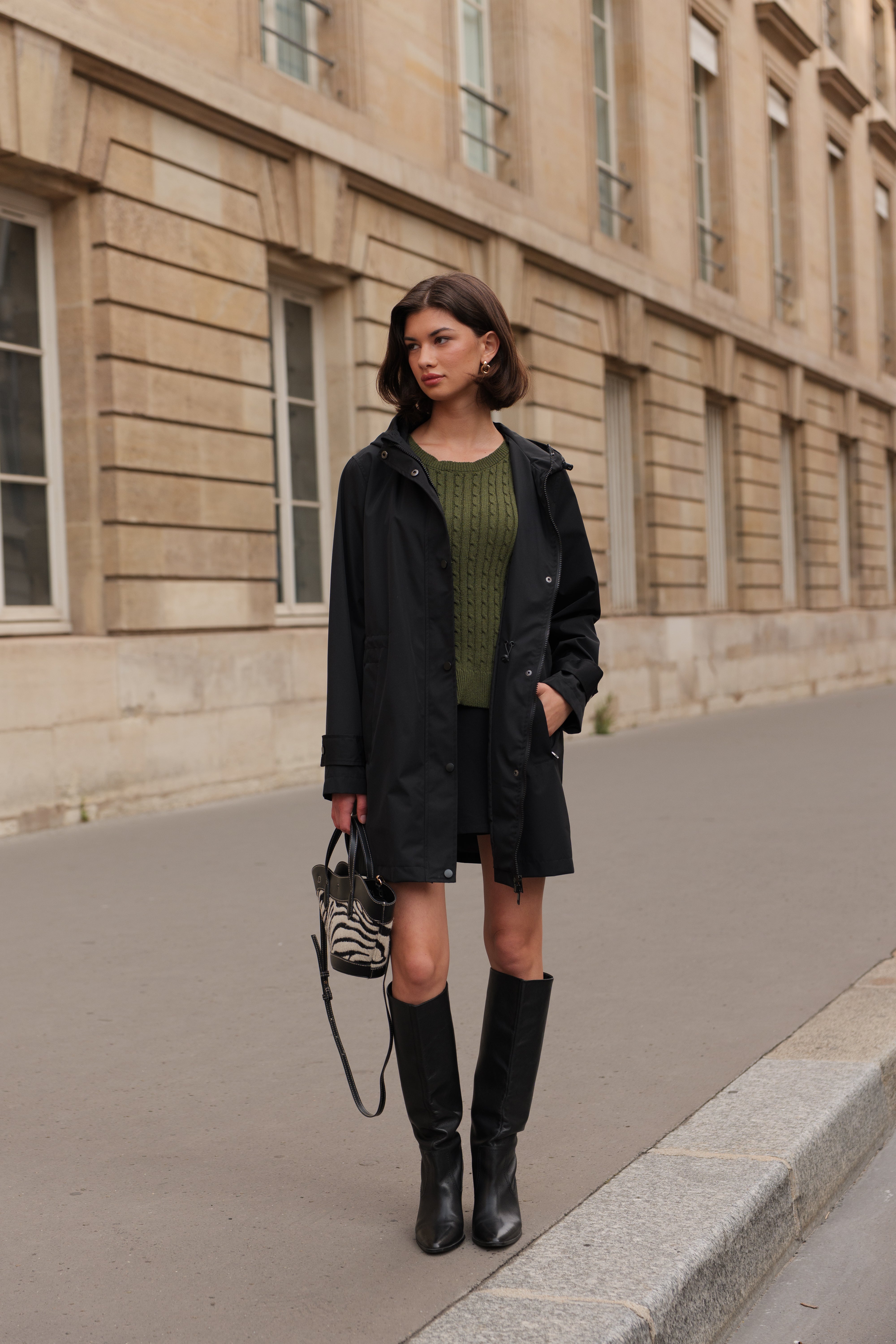 Parka noire LOUANE Escandelle – manteau mi-long déperlant porté avec bottes et pull vert, look automnal élégant.
#couleur_noir