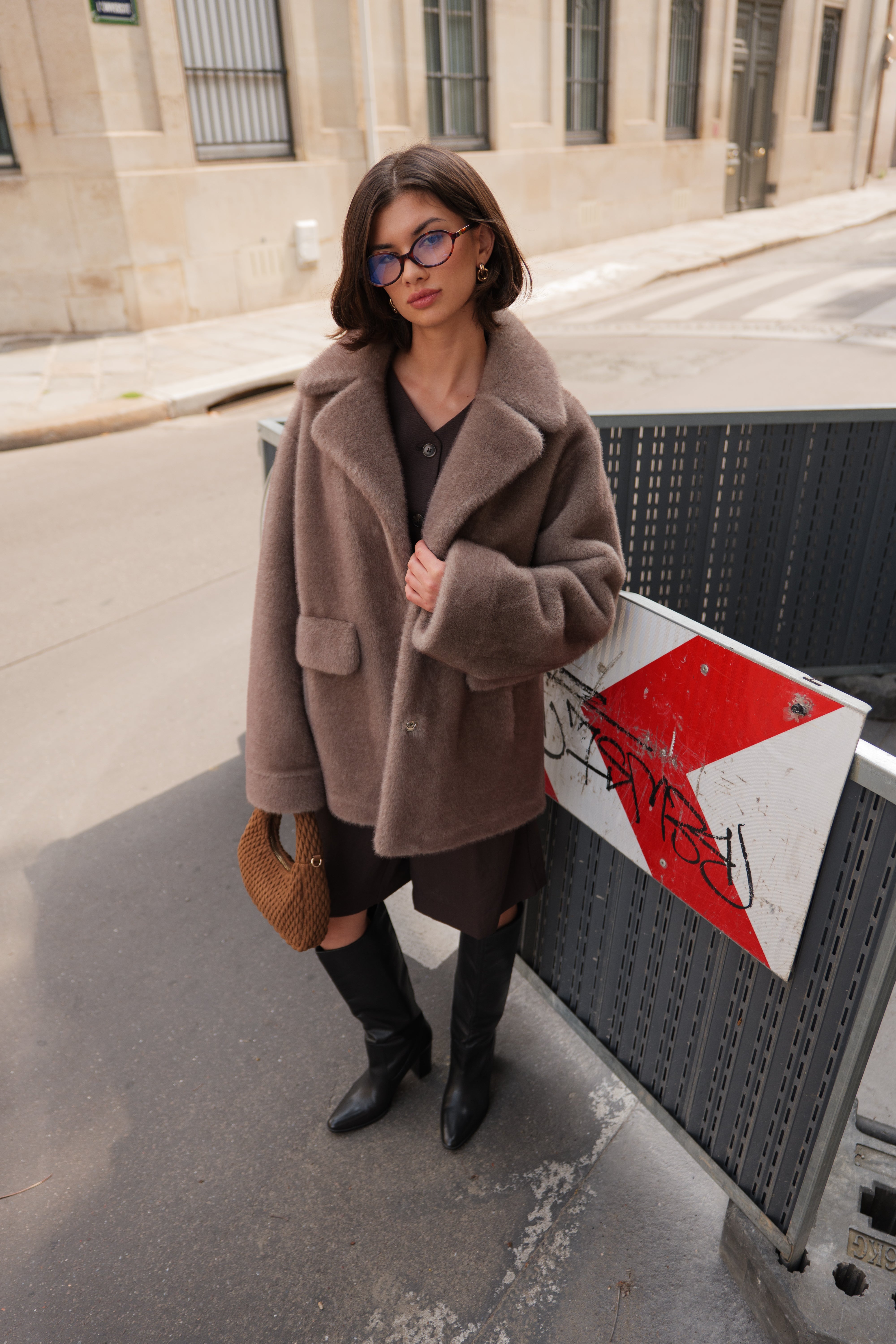 Blazer JESSIE en fausse fourrure gris, coupe droite, col tailleur large, porté par un modèle femme
#couleur_gris