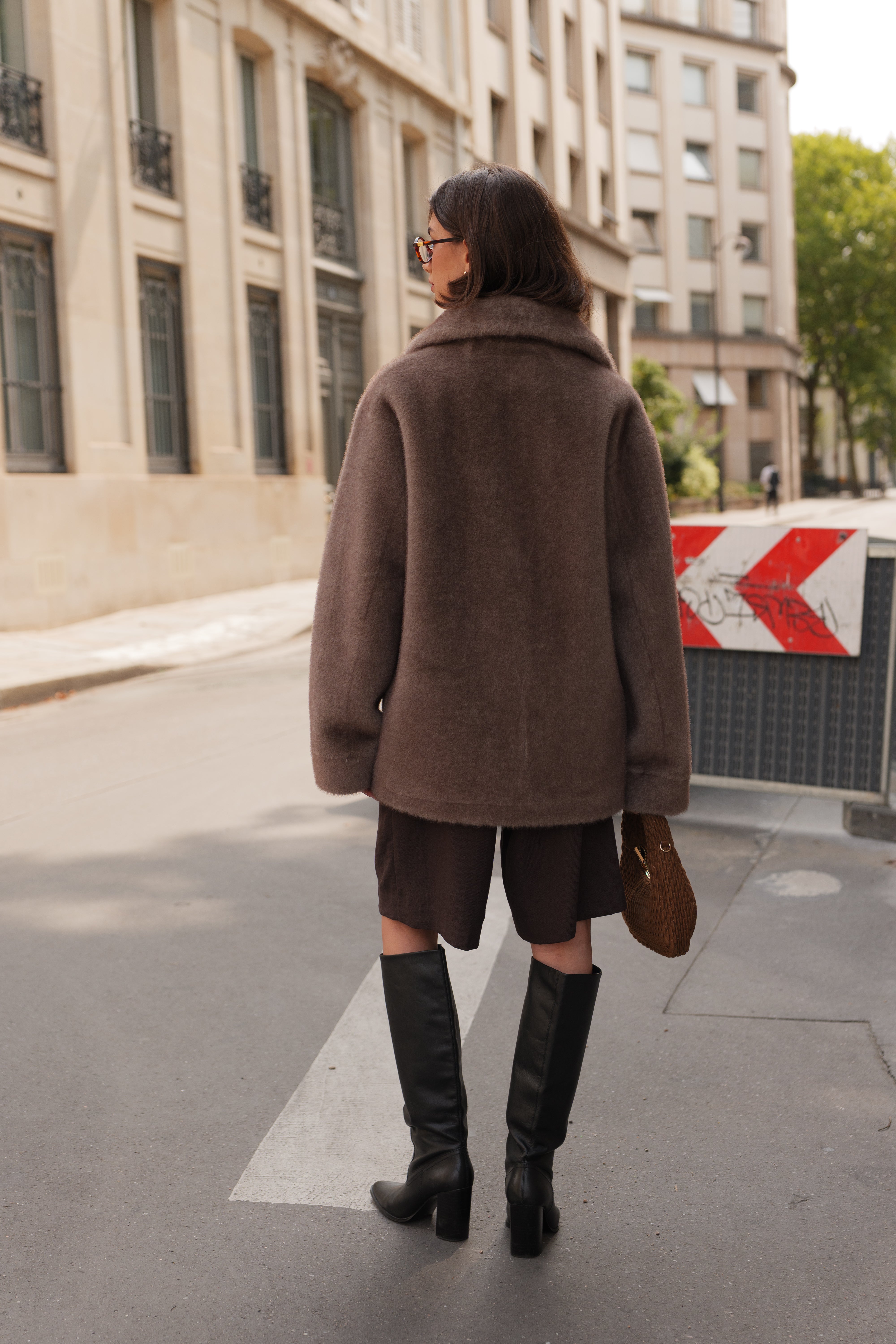 Blazer JESSIE en fausse fourrure gris, coupe droite, col tailleur large, porté par un modèle femme
#couleur_gris