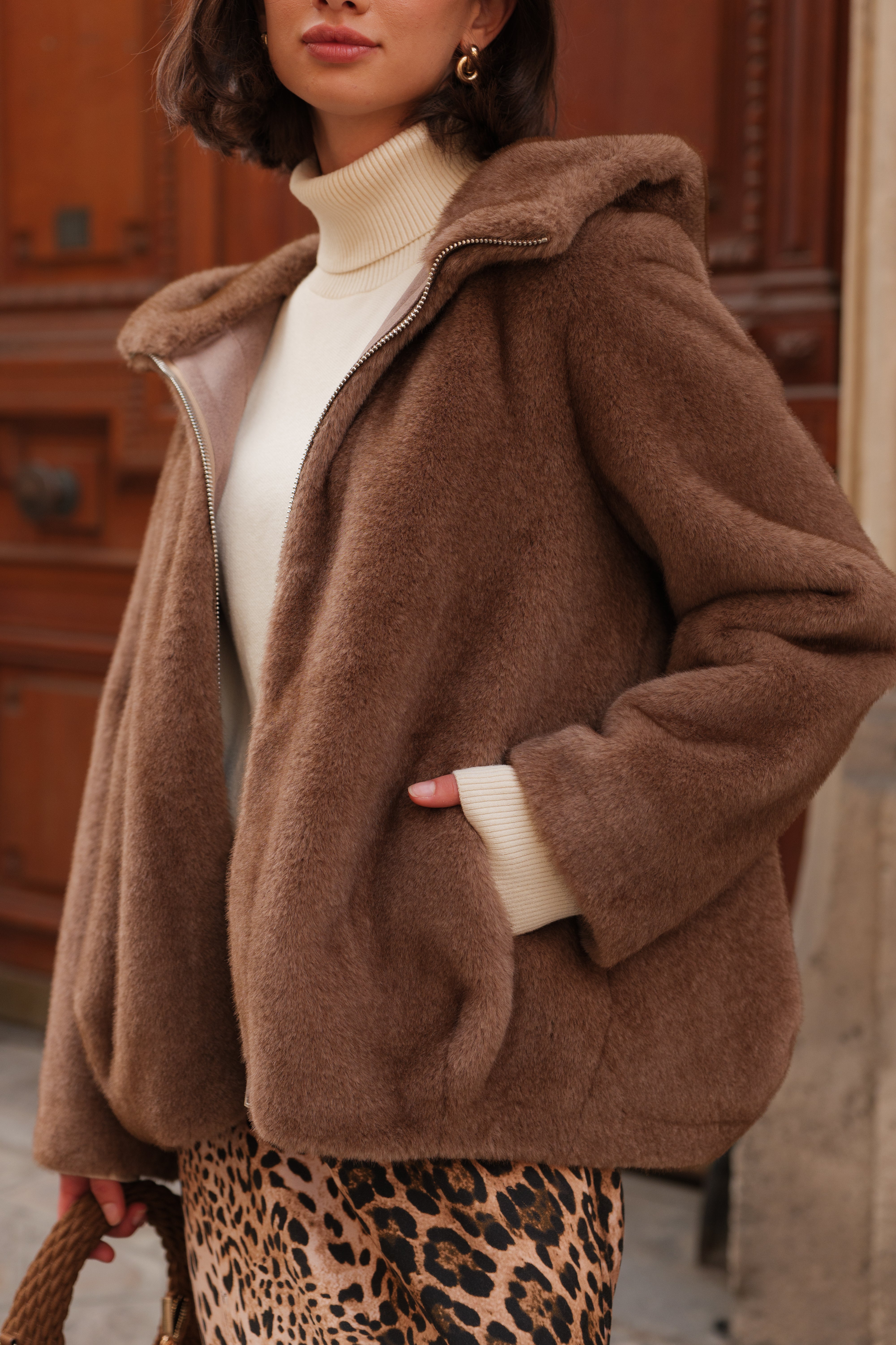 Femme portant le manteau ROSY en fausse fourrure taupe Escandelle – look extérieur chic avec col montant et jupe imprimée léopard
#couleur_taupe