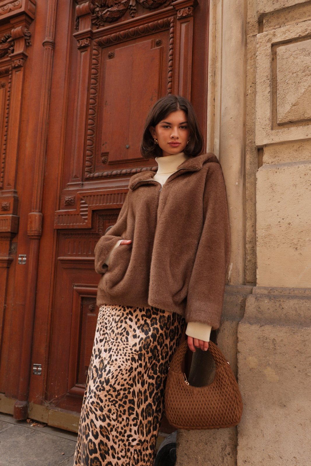 ROSY - Manteau Taupe - Escandelle (Vue de face - silhouette entière) 
#couleur_taupe