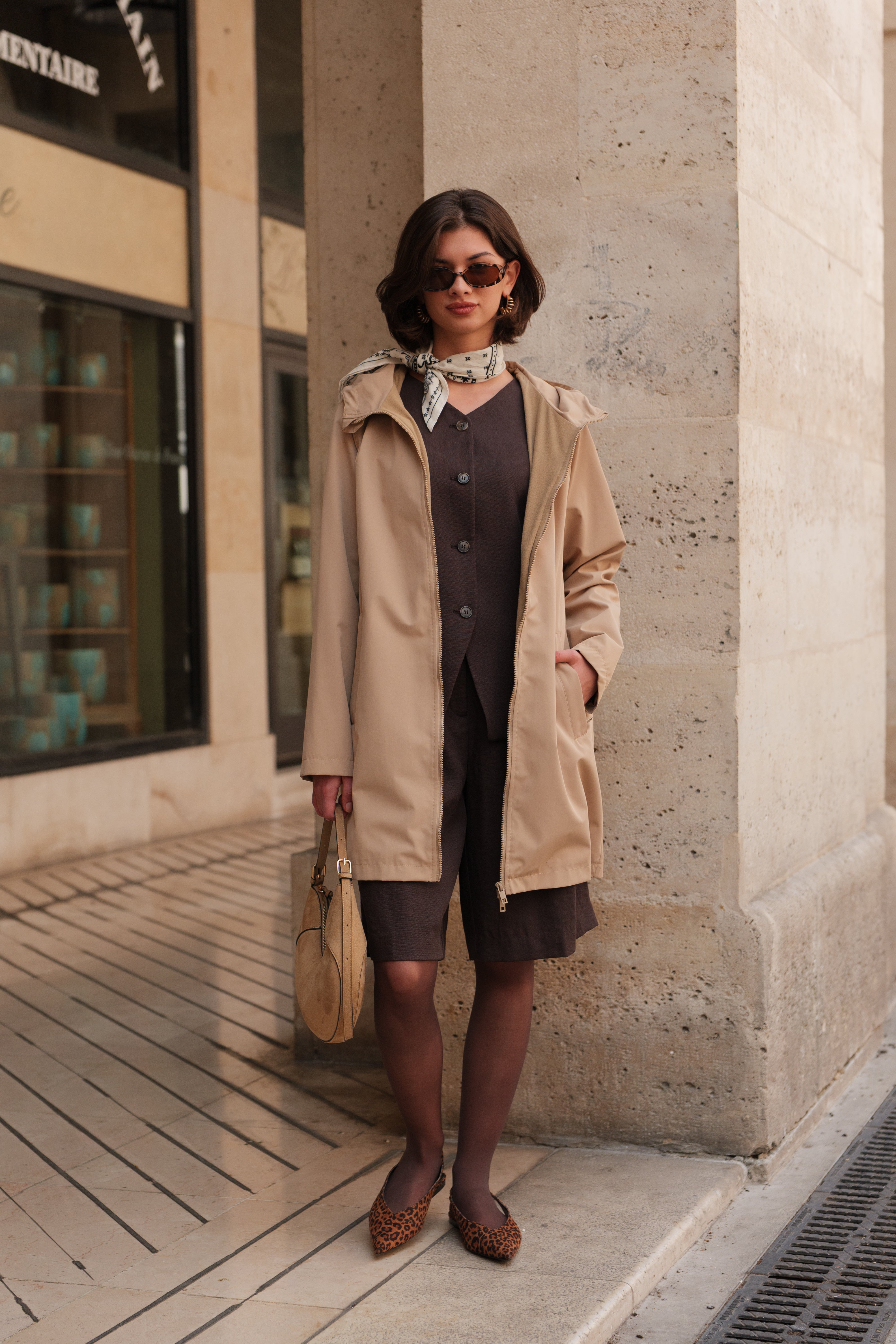 Parka LOUANE beige Escandelle – manteau mi-long déperlant, style moderne et raffiné parfait pour la mi-saison.
#couleur_beige
