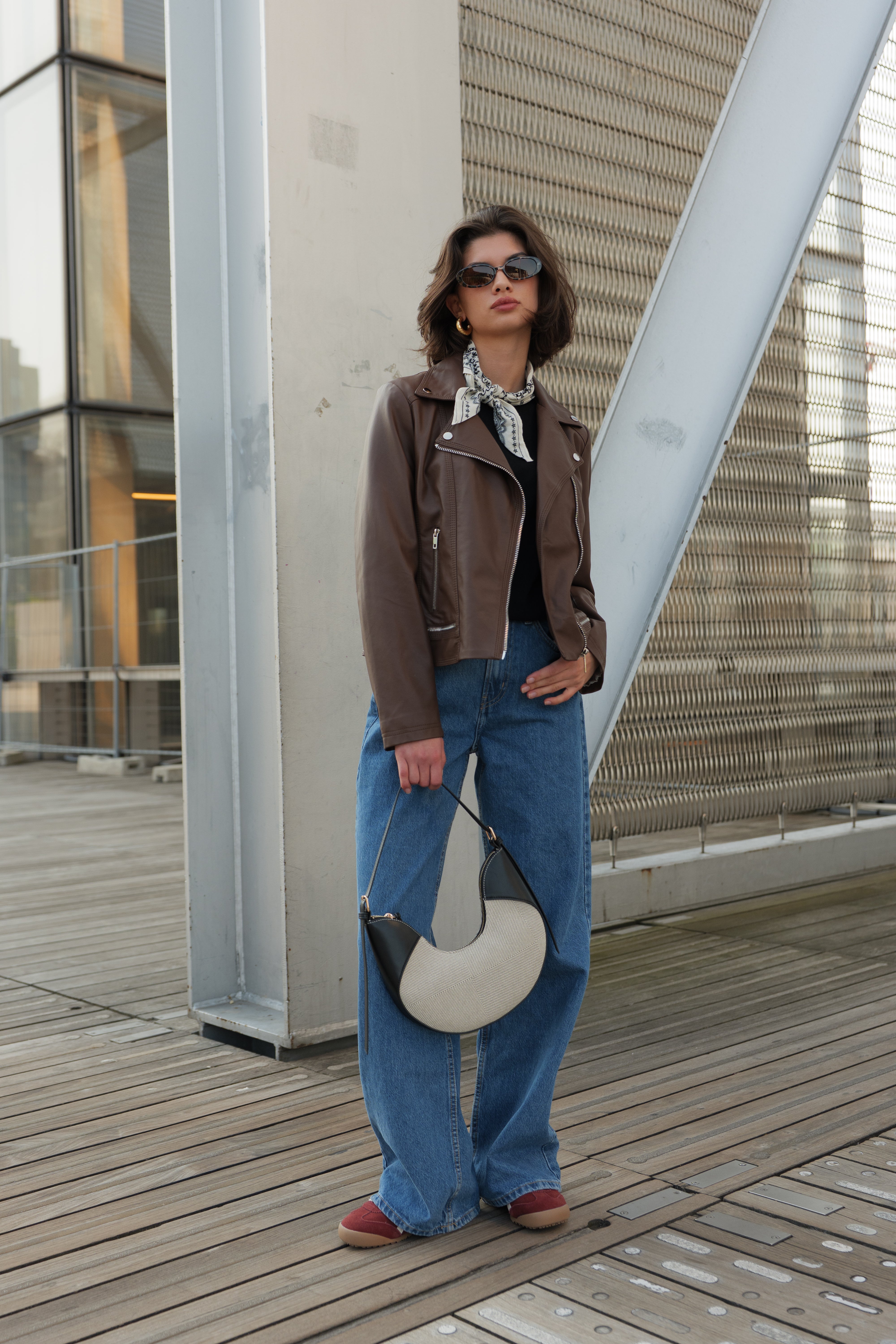 Femme portant veste en simili cuir marron avec col à revers Escandelle – look chic parisien automne
#couleur_choco