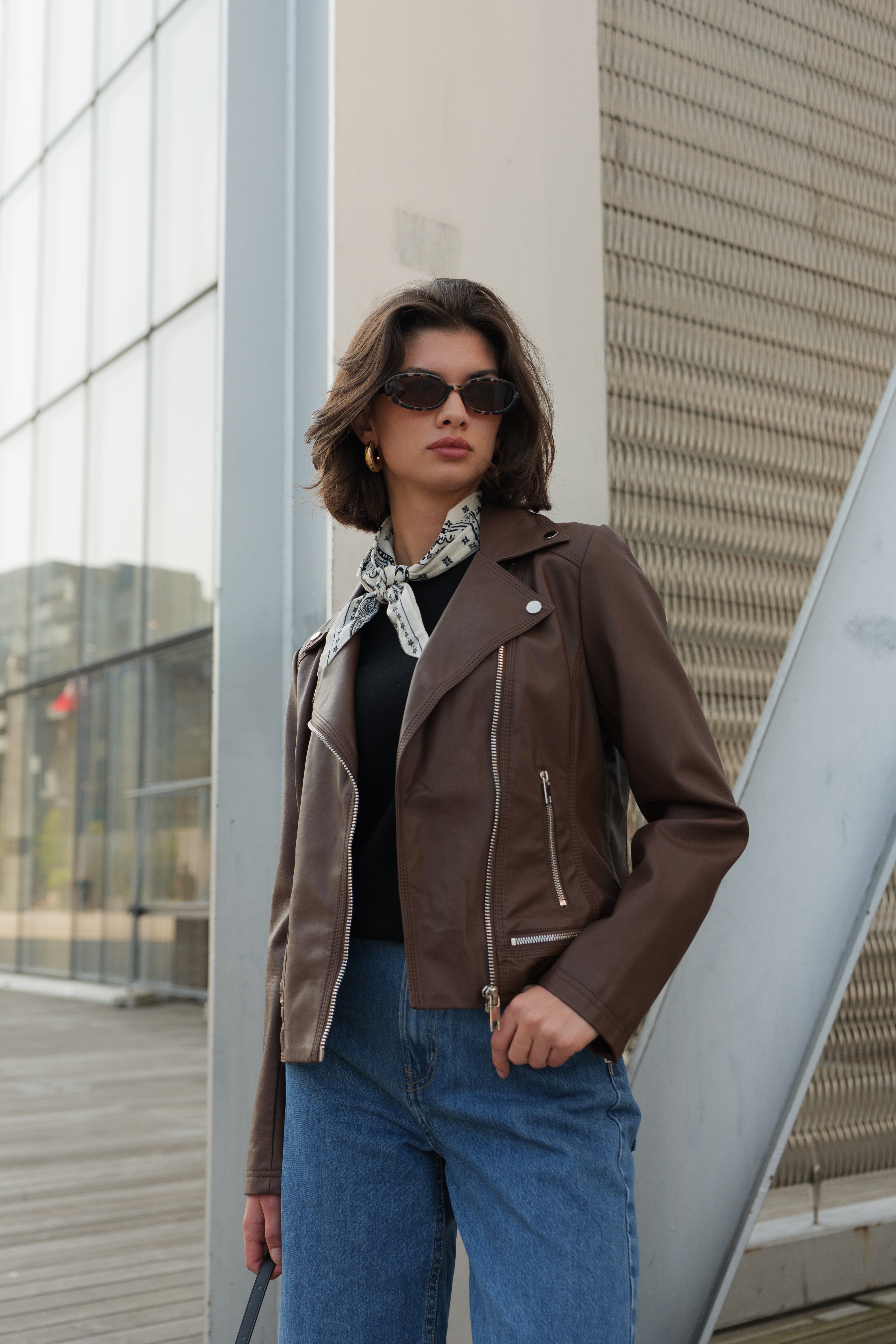 Femme portant veste en simili cuir marron avec col à revers Escandelle – look chic parisien automne
#couleur_choco