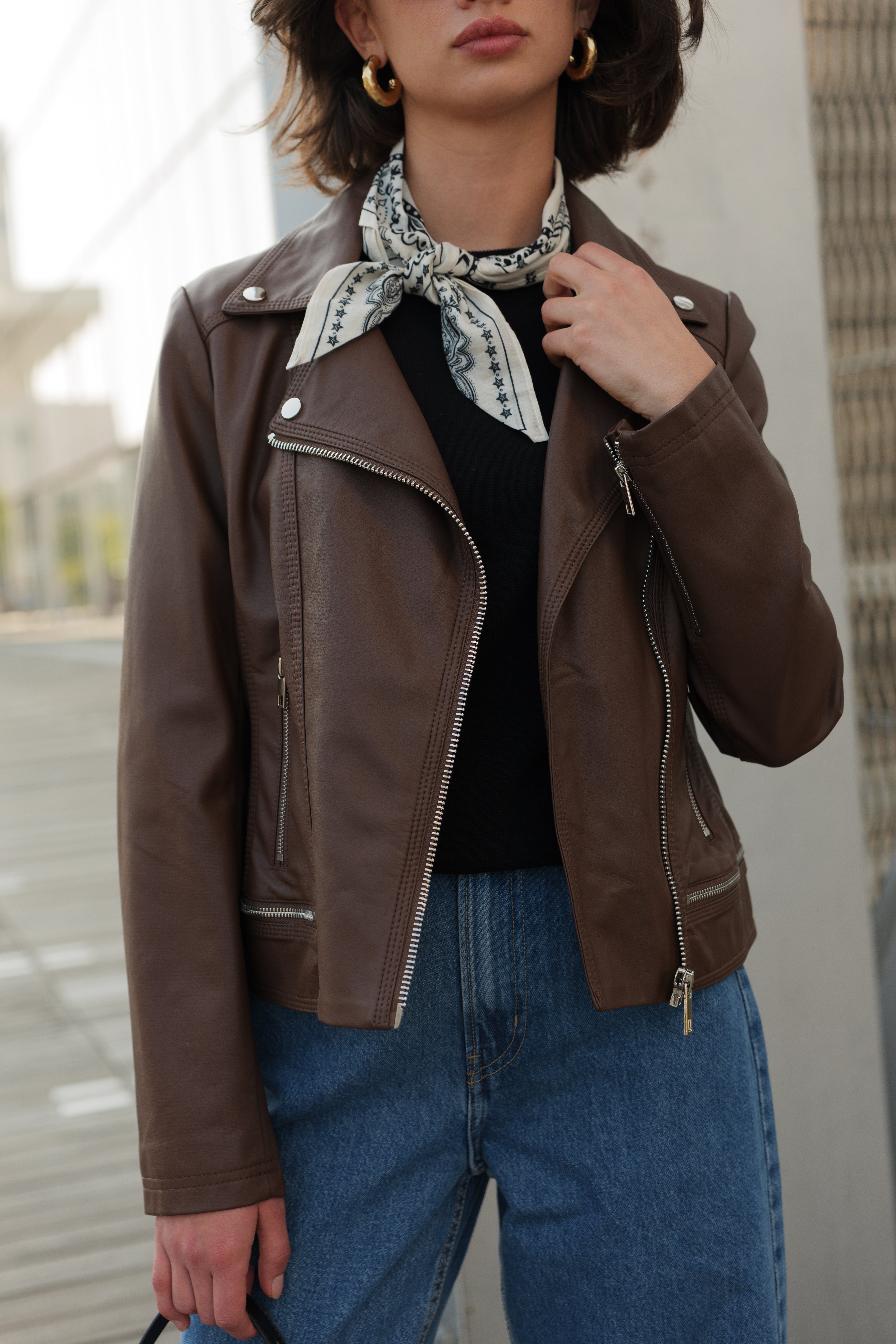 Femme portant veste en simili cuir marron avec col à revers Escandelle – look chic parisien automne
#couleur_choco