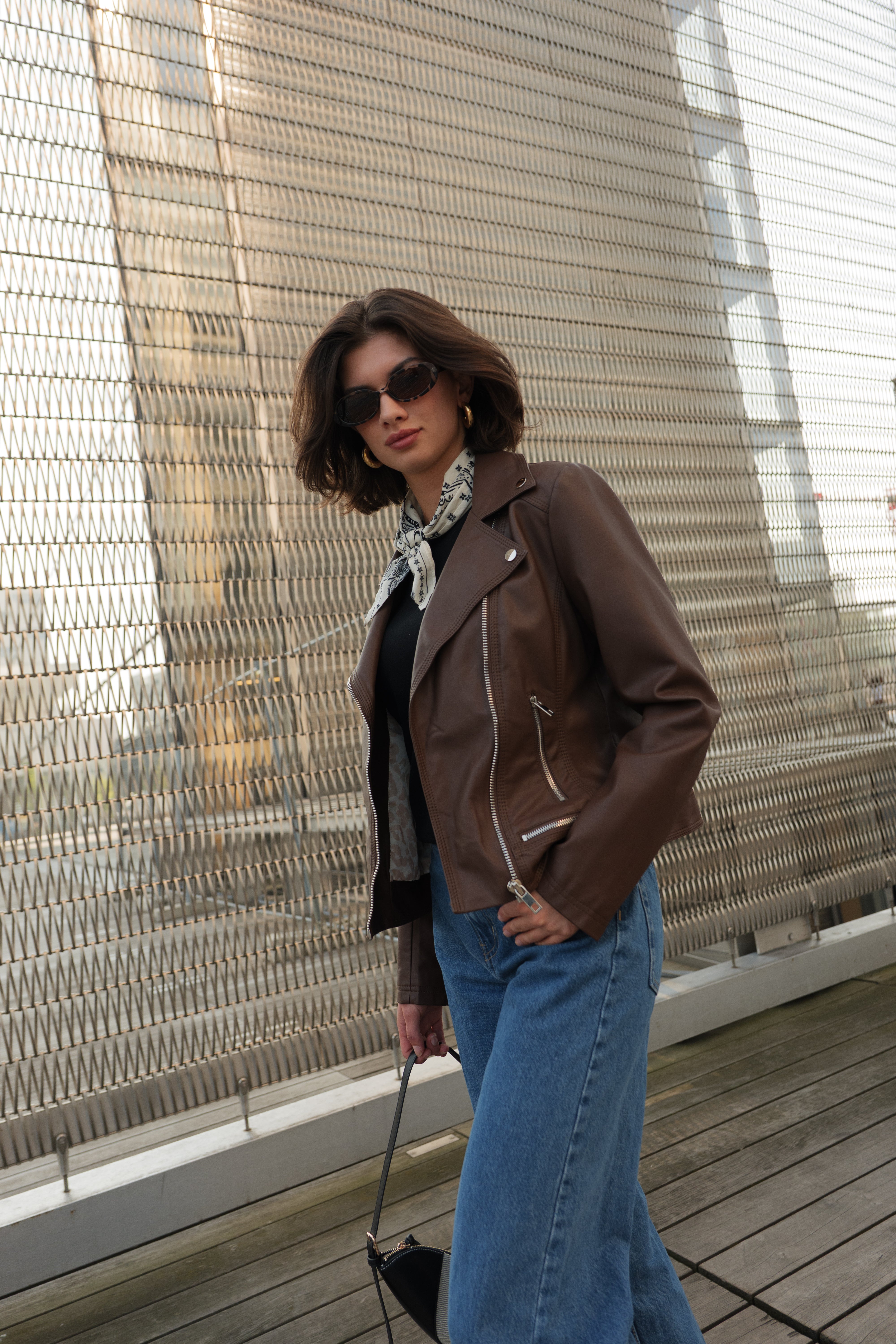 Femme portant veste en simili cuir marron avec col à revers Escandelle – look chic parisien automne
#couleur_choco