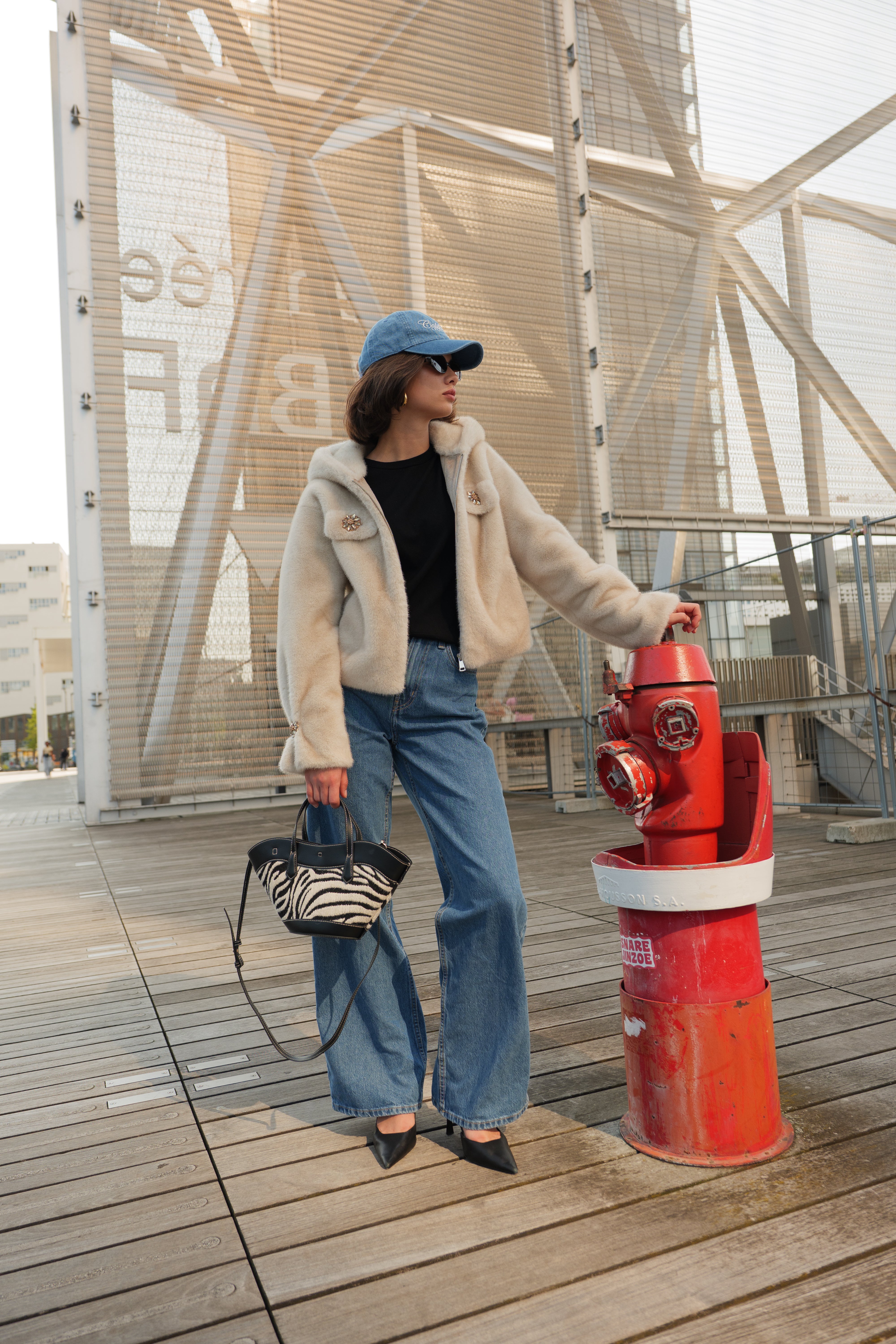 fourrure courte chic bijoux ornement avec rabats et capuche, couleur écru
#couleur_écru