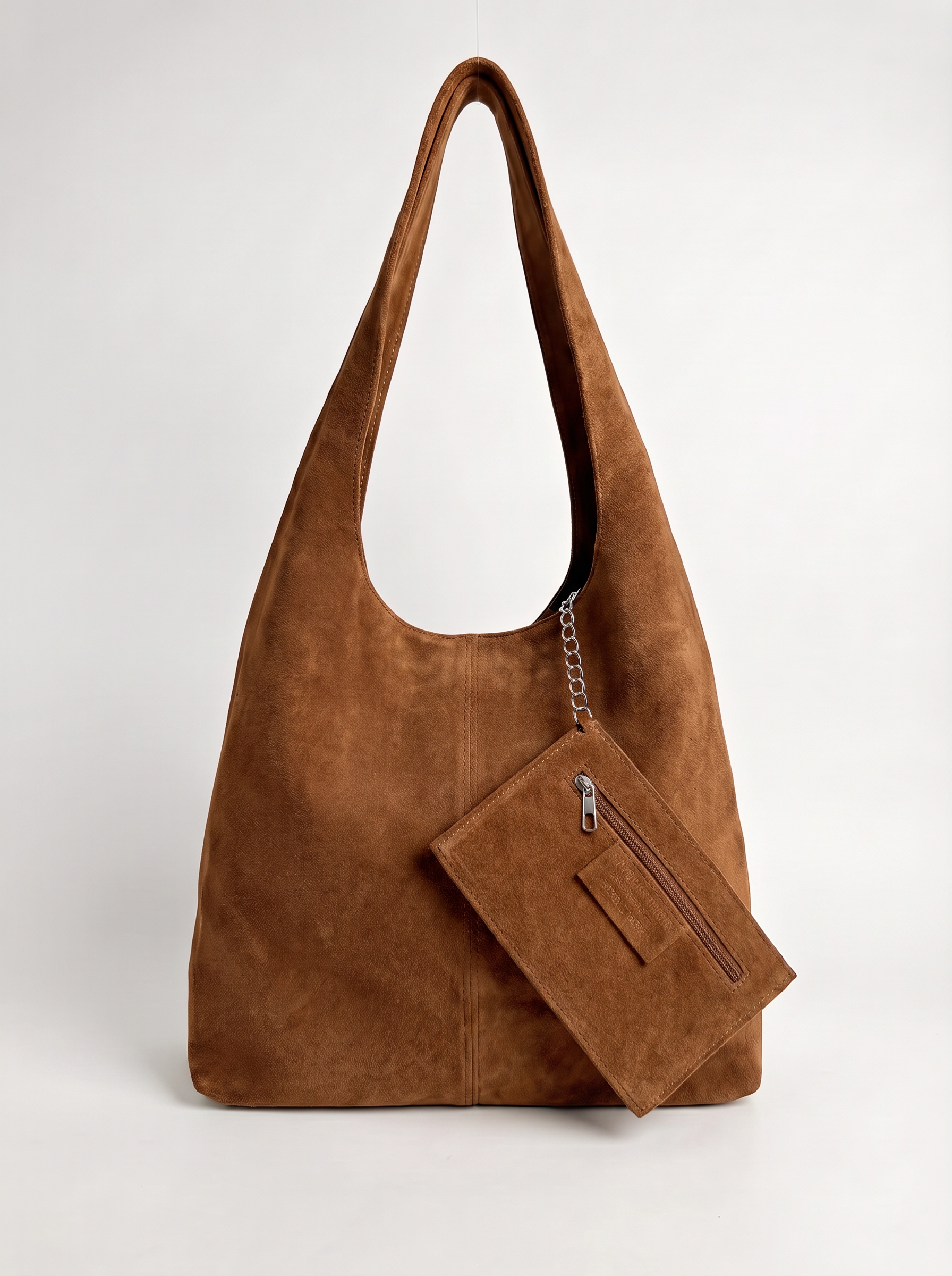 MEILI sac hobo cuir suédé porté épaule camel femme - Escandelle Paris (portrait lifestyle)
#couleur_camel