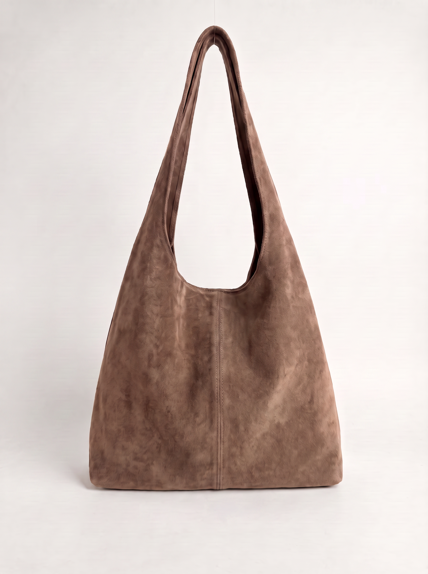MEILI sac hobo cuir suédé porté épaule taupe femme - Escandelle Paris (silhouette entière)
#couleur_taupe
