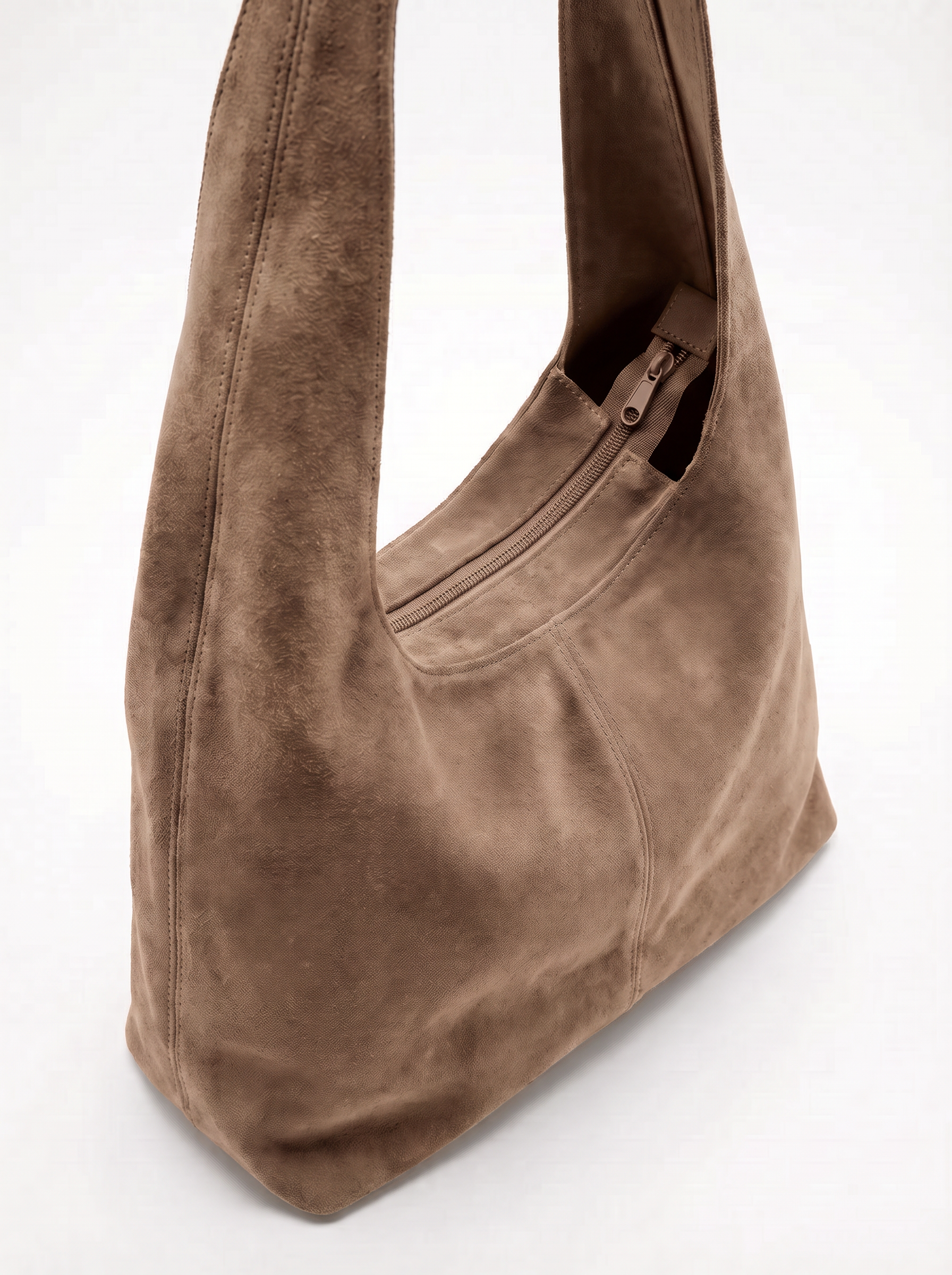 MEILI sac hobo cuir suédé porté épaule taupe femme - Escandelle Paris (gros plan détails matière)
#couleur_taupe