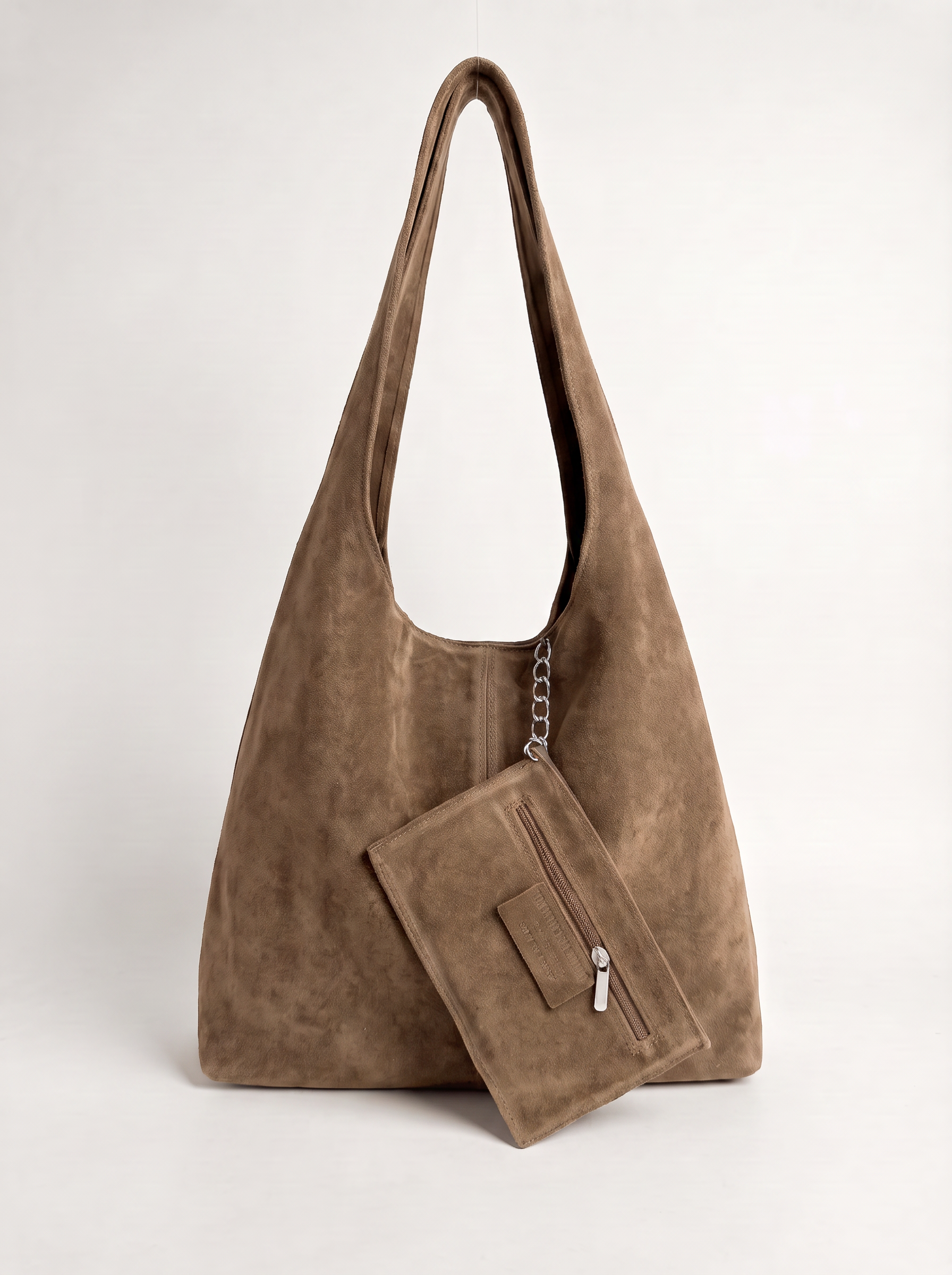 MEILI sac hobo cuir suédé porté épaule taupe femme - Escandelle Paris (portrait lifestyle)
#couleur_taupe