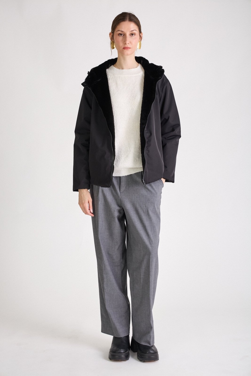 AELIS parka courte réversible fausse fourrure noir femme - Escandelle Paris (silhouette entière)
#couleur_noir