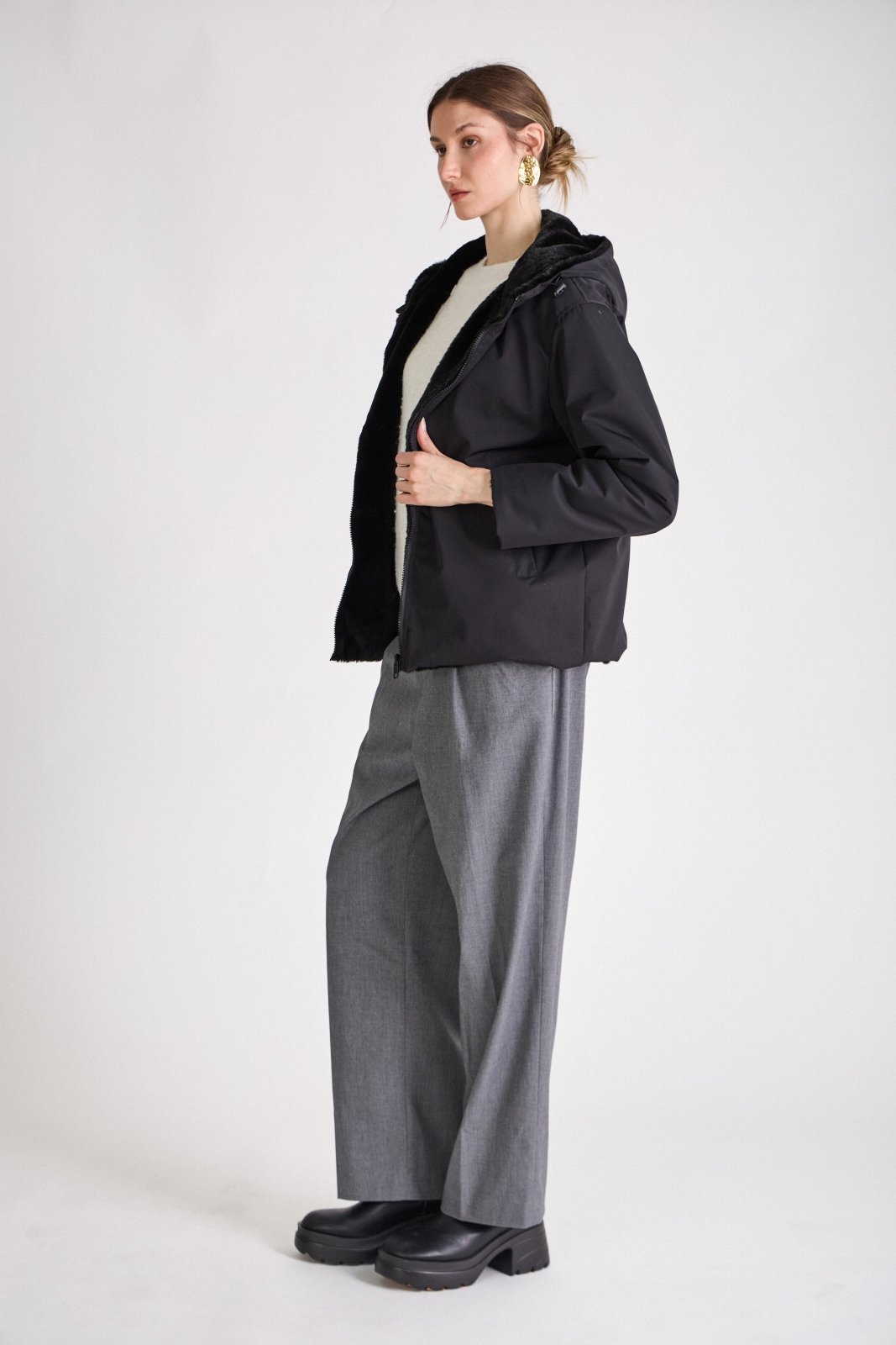 AELIS parka courte réversible fausse fourrure noir femme - Escandelle Paris (vue de profil)
#couleur_noir