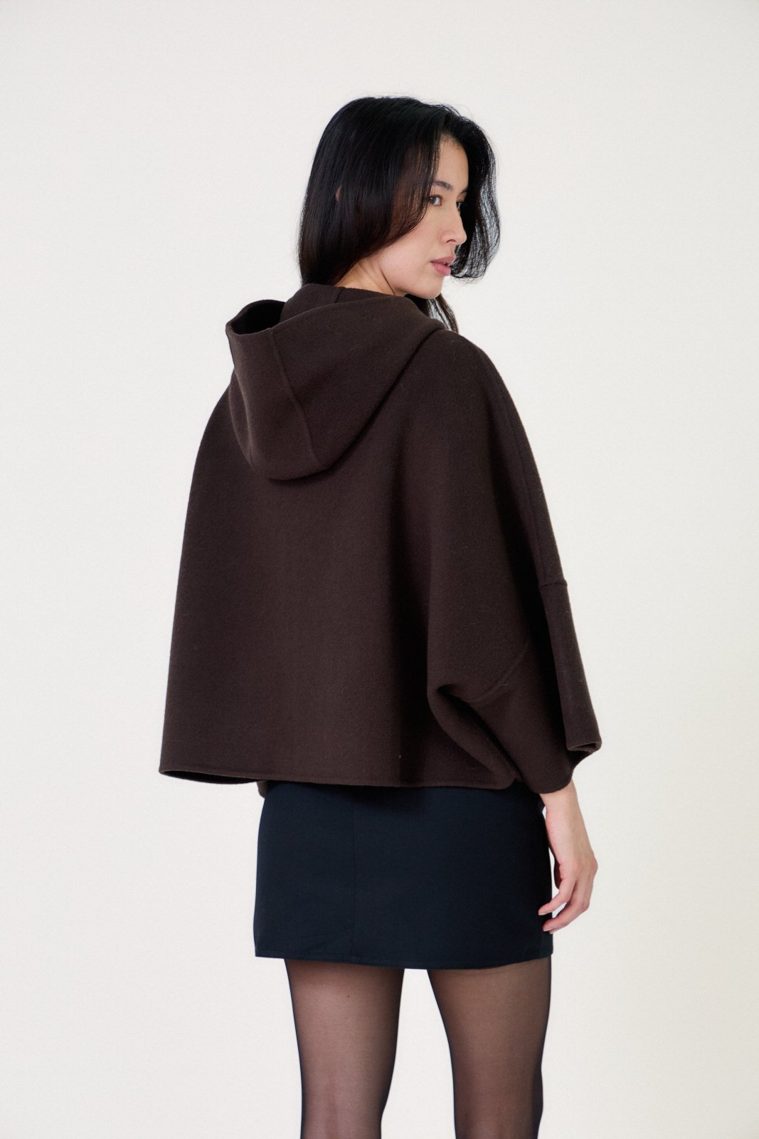 ALAE cape courte laine capuche manches larges choco femme - Escandelle Paris (dos)
#couleur_choco