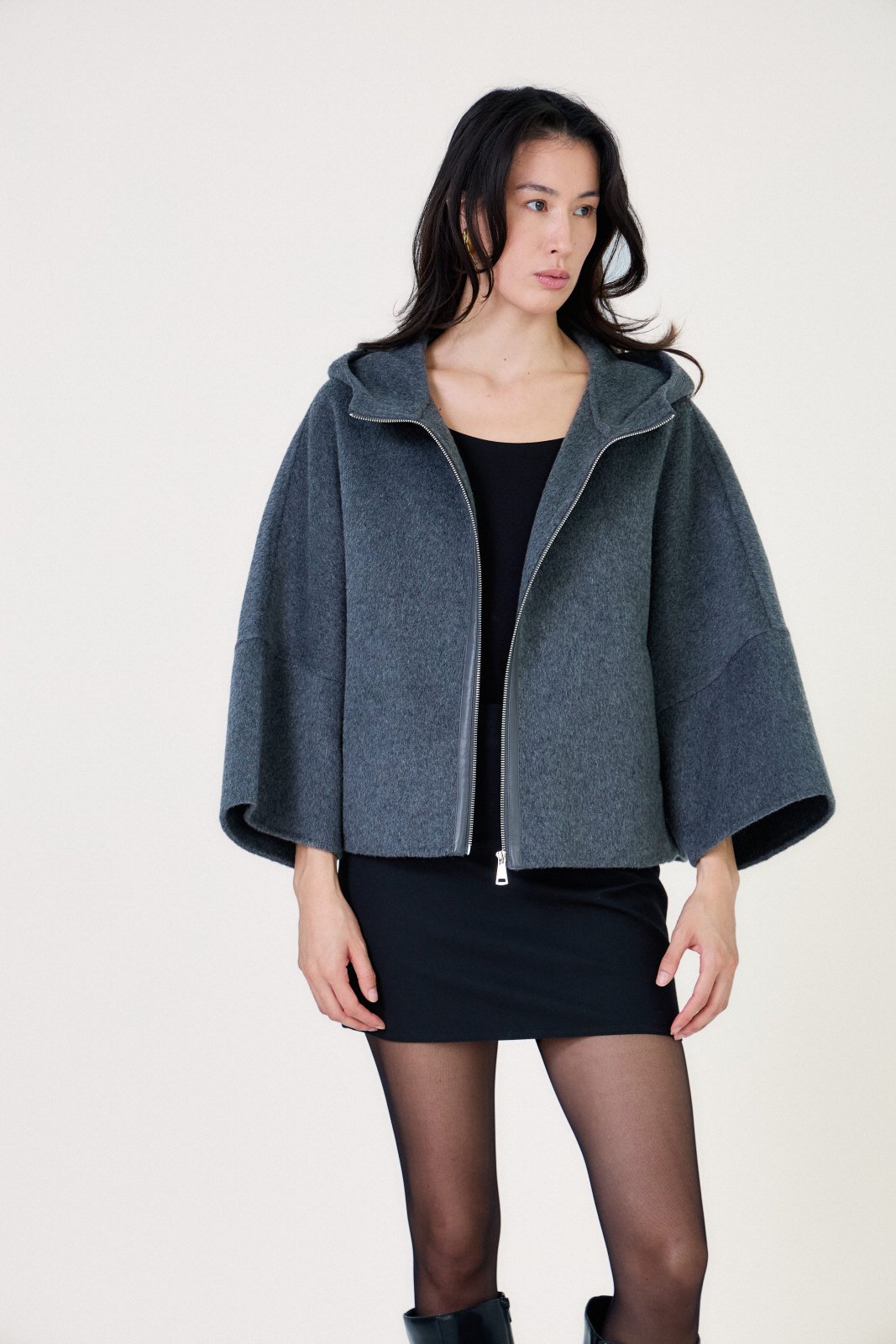 ALAE cape courte laine capuche manches larges gris femme - Escandelle Paris (portrait)
#couleur_gris
