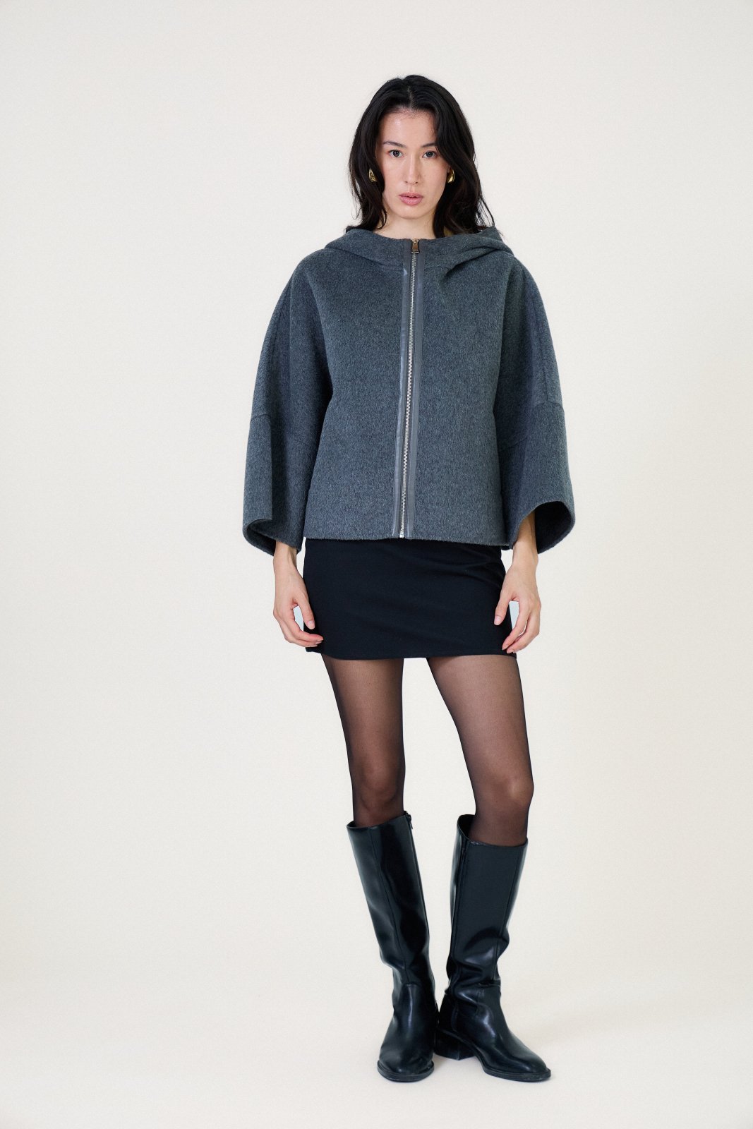 ALAE cape courte laine capuche manches larges gris femme - Escandelle Paris (silhouette entière)
#couleur_gris