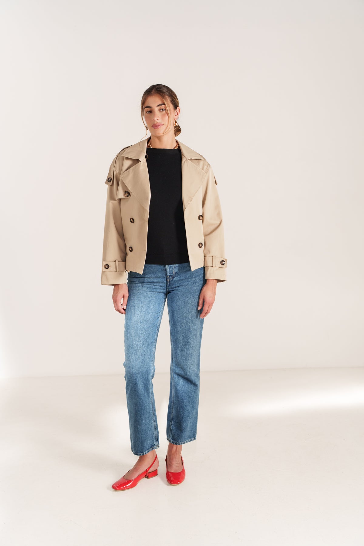 AMANDINA trench court déperlant ceinturé col revers boutonné beige femme - Escandelle Paris (silhouette entière)
#couleur_beige