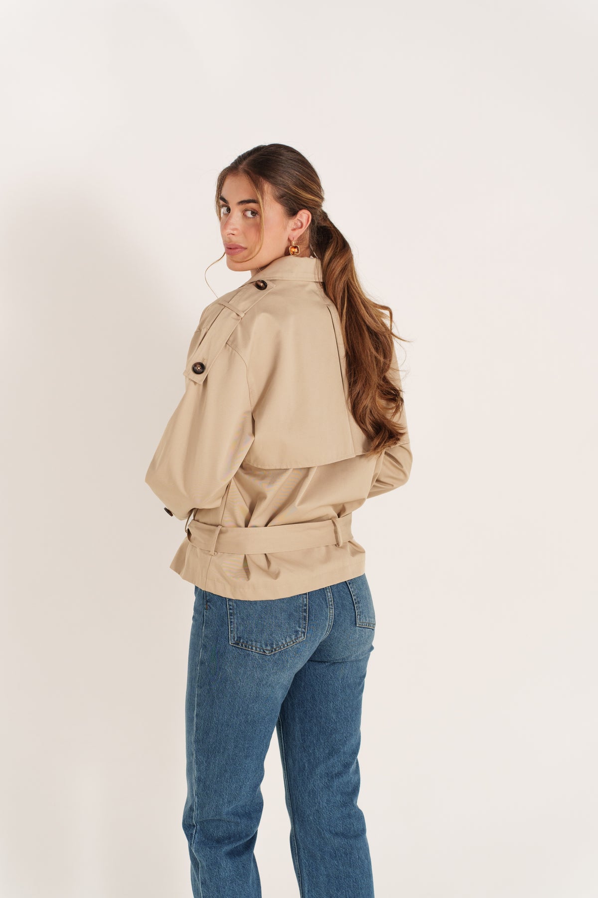 AMANDINA trench court déperlant ceinturé col revers boutonné beige femme - Escandelle Paris (dos)
#couleur_beige