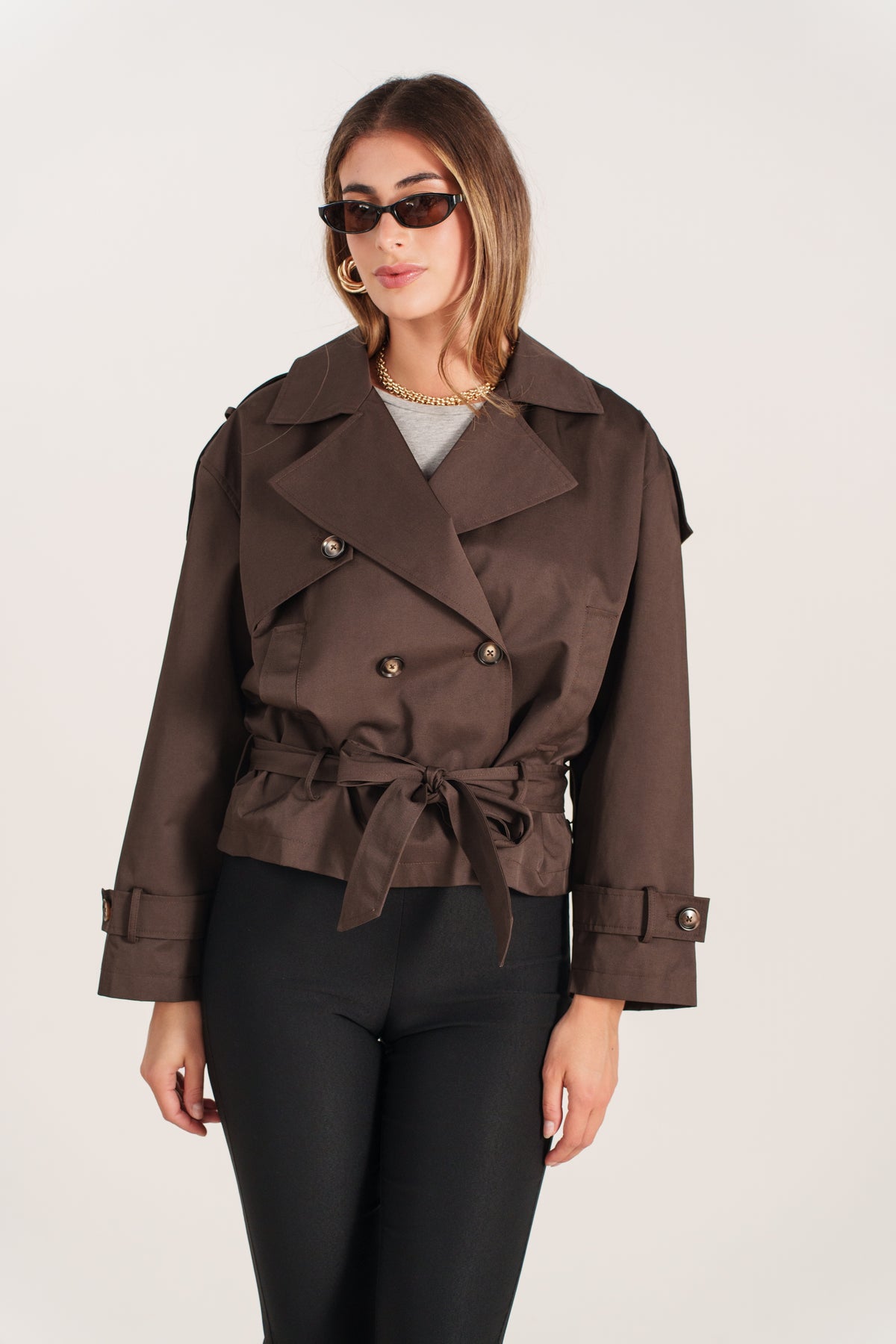 AMANDINA trench court déperlant ceinturé col revers boutonné choco femme - Escandelle Paris (portrait)
#couleur_choco
