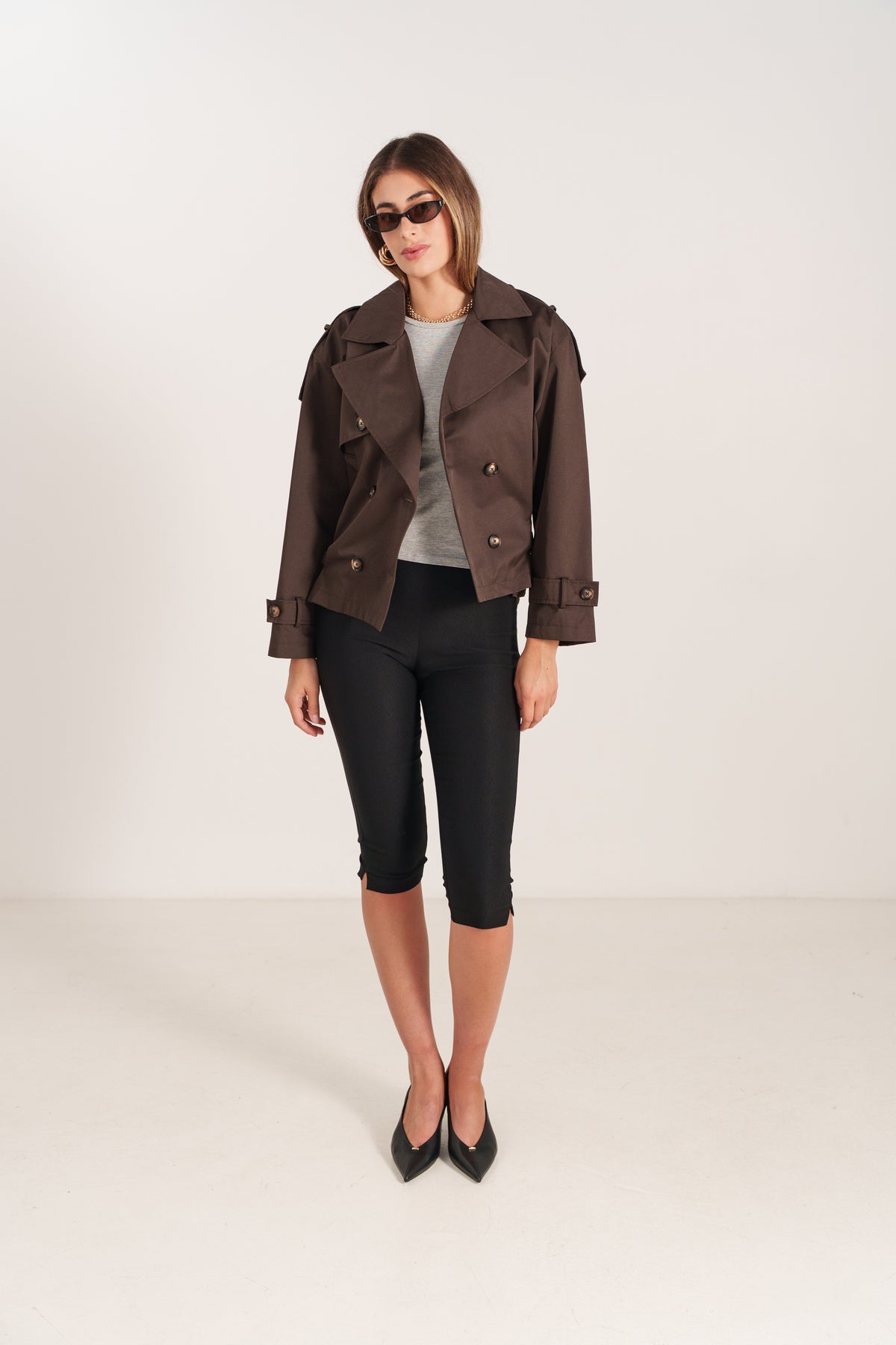 AMANDINA trench court déperlant ceinturé col revers boutonné choco femme - Escandelle Paris (silhouette entière)
#couleur_choco