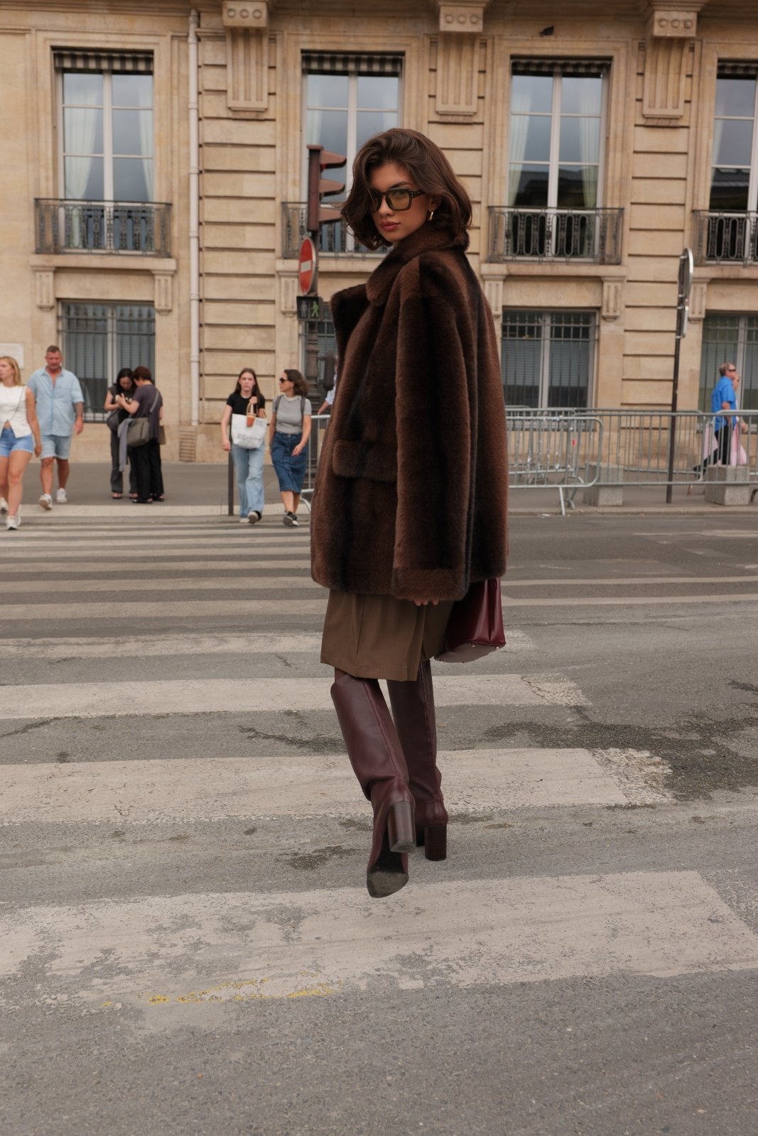 AMANDINA manteau mi-long fausse fourrure oversize choco femme - Escandelle Paris (dos)
#couleur_choco
