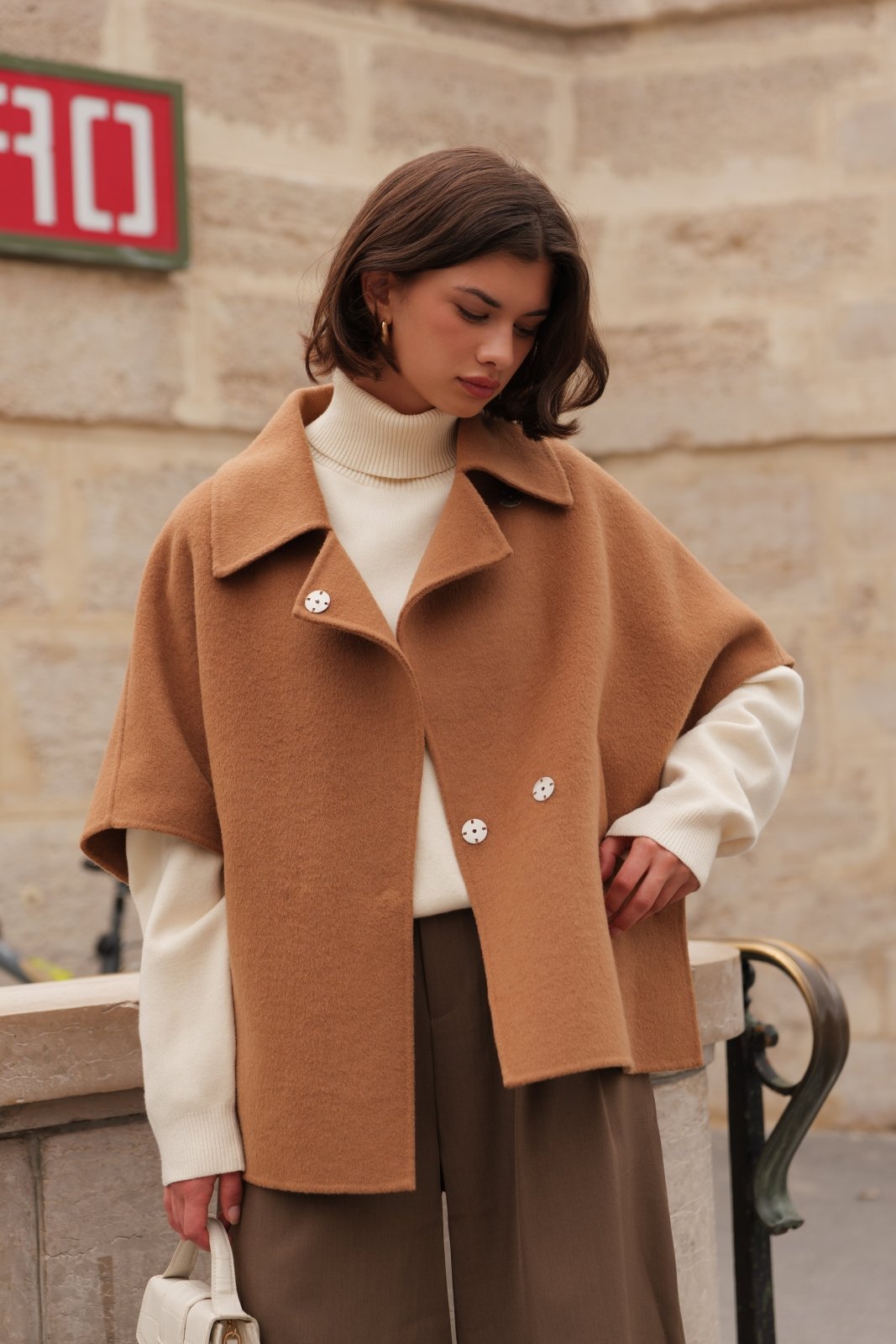 AMARA cape laine ample col chemise manches kimono camel femme - Escandelle Paris (portrait)
#couleur_camel